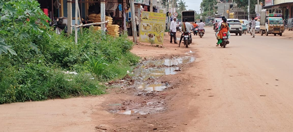 ಹೊಸಕೋಟೆ ತಾಲೂಕಿನ ಸೂಲಿಬೆಲೆಯಲ್ಲಿನ ಬೆಂಡಿಗಾನಹಳ್ಳಿಯ ಮುಖ್ಯ ರಸ್ತೆಯಲ್ಲಿ ಅಸಮರ್ಪಕ ರೀತಿಯಲ್ಲಿ ಚರಂಡಿಗಳಿರುವ ಕಾರಣ ಮಳೆಗಾಲದಲ್ಲಿ ರಸ್ತೆಯಲ್ಲೇ ನೀರು ನಿಲ್ಲುತ್ತದೆ