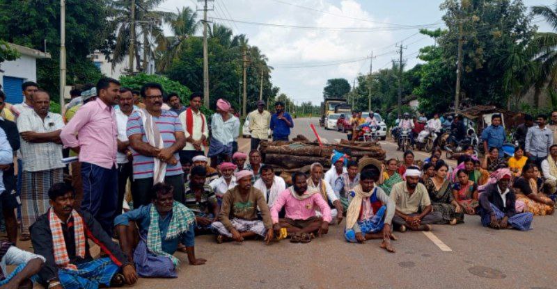 ಶಿಕಾರಿಪುರ ತಾಲ್ಲೂಕಿನ ಹುಲುಗಿನಕಟ್ಟೆ ಗ್ರಾಮಸ್ಥರು ಬುಧವಾರ ಸ್ಮಶಾನ ಜಾಗ ವಿವಾದ ಪರಿಹರಿಸಬೇಕು ಎಂದು ಒತ್ತಾಯಿಸಿ ರಸ್ತೆಯಲ್ಲೆ ಕಟ್ಟಿಗೆರಾಶಿ ಹಾಕಿ ರಸ್ತೆತಡೆ ನಡೆಸಿದರು