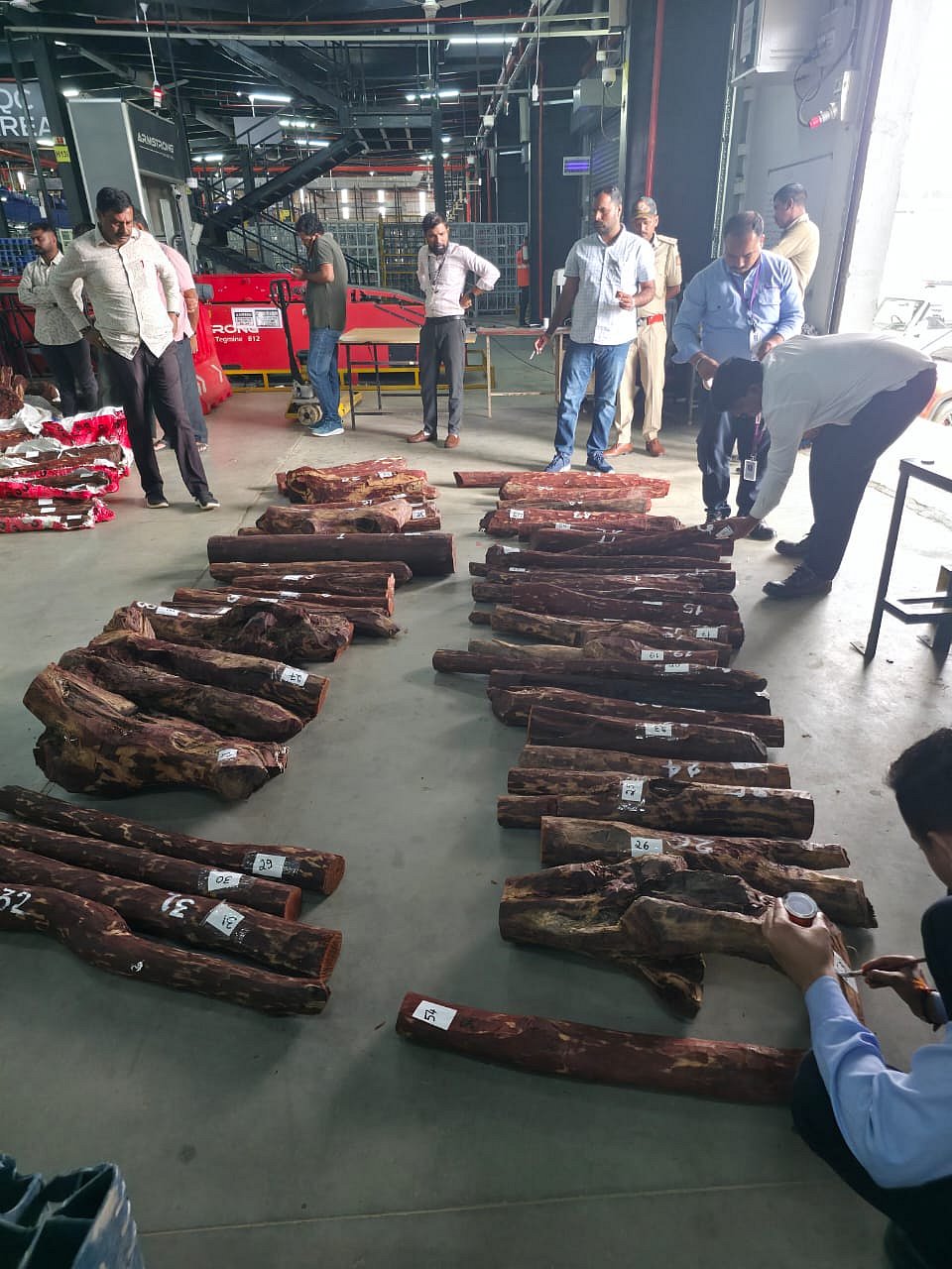 ಹೊಸಕೋಟೆ: ₹25 ಲಕ್ಷ ಮೌಲ್ಯದ ರಕ್ತಚಂದನ ವಶ