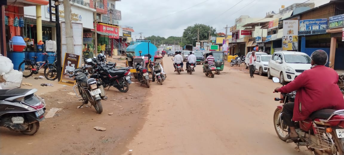 ಹೊಸಕೋಟೆ ತಾಲೂಕಿನ ಸೂಲಿಬೆಲೆಯಲ್ಲಿನ ಬೆಂಡಿಗಾನಹಳ್ಳಿಯ ಮುಖ್ಯ ರಸ್ತೆಯಲ್ಲಿ ಪುಟ್ ಪಾತ್ ಗಳ ಸ್ಥಳದಲ್ಲಿ ಅಂಗಡಿ ಮುಂಗಟ್ಟುಗಳ ಬೋರ್ಡ್ ವಾಹನಗಳ ನಿಲುಗಡೆ ಮಾಡಿರುವುದು
