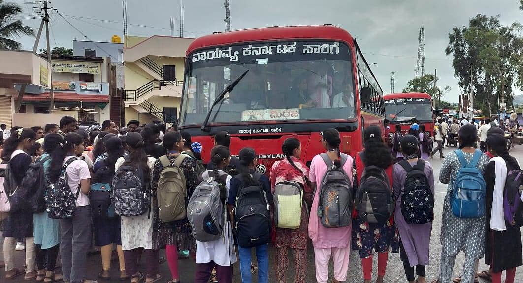 ರಾಂಪುರ | ಬಸ್ ಸೌಲಭ್ಯಕ್ಕೆ ಒತ್ತಾಯಿಸಿ ವಿದ್ಯಾರ್ಥಿಗಳಿಂದ ಬಸ್ ತಡೆದು ಪ್ರತಿಭಟನೆ