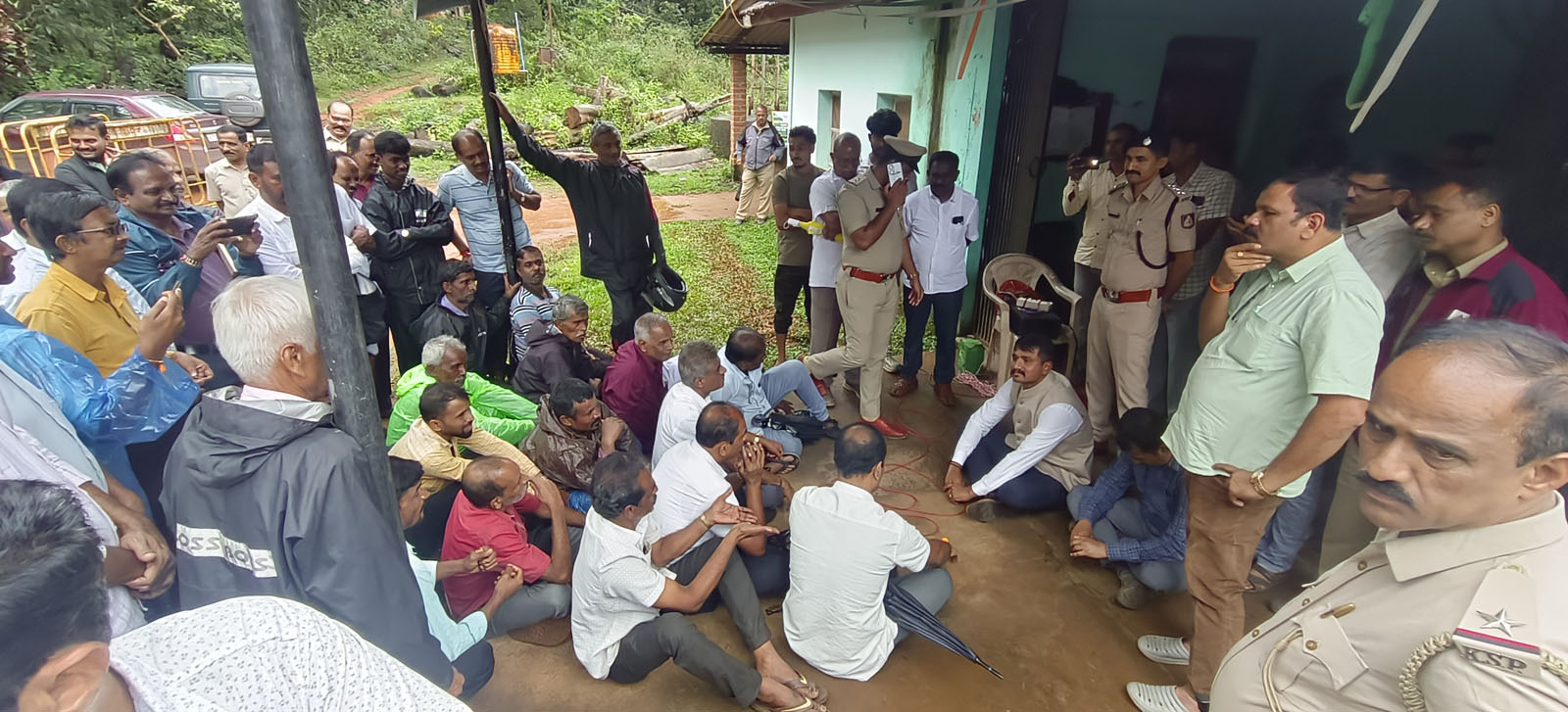 ಶೃಂಗೇರಿಯ ಅರಣ್ಯ ಇಲಾಖೆಯ ಎದುರು ಮಲೆನಾಡು ನಾಗರಿಕ ಹಕ್ಕುಗಳ ಹೋರಾಟ ಸಮಿತಿ ಆಯೋಜಿಸಿದ್ದ ‘ಕಾಡಾನೆ ಹಾವಳಿ ತಡೆಯಬೇಕೆಂಬ’ ಪ್ರತಿಭಟನೆಯಲ್ಲಿ ಉಪ ಅರಣ್ಯ ಸಂರಕ್ಷಣಾಧಿಕಾರಿ ಶಿವಶಂಕರ್ ಇ ಮಾತನಾಡಿದರು