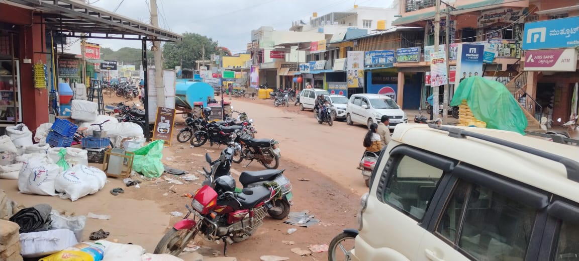ಹೊಸಕೋಟೆ ತಾಲೂಕಿನ ಸೂಲಿಬೆಲೆಯಲ್ಲಿನ ಬೆಂಡಿಗಾನಹಳ್ಳಿಯ ಮುಖ್ಯ ರಸ್ತೆಯಲ್ಲಿ ಪಾರ್ಕಿಂಗ್ ಯಾವುದೋ ರಸ್ತೆ ಯಾವುದೋ ತಿಳಿಯದಂತಹ ಇರುವುದು