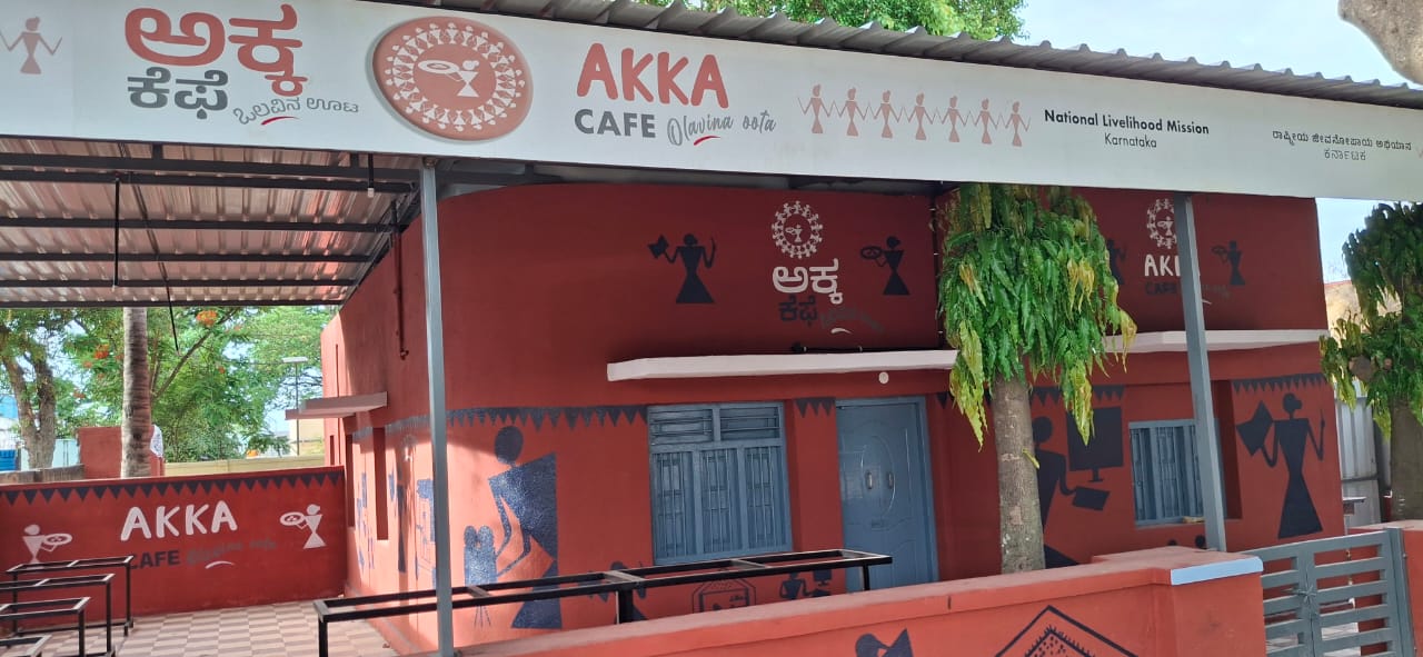 ಅಕ್ಕ ಕೆಫೆಯನ್ನು ಪ್ರಾರಂಭಿಸಲು ಇದುವರೆಗೂ ಯಾರೂ ಬಾರದೆ ಇರುವ ಕಾರಣ ಬೀಗವನ್ನು ಜಡಿದಿರುವುದು.