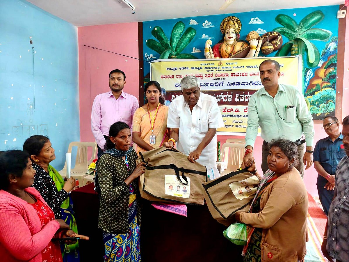 ಗ್ರಾಮೀಣ ಕಾರ್ಮಿಕರಿಗೂ ಸೌಲಭ್ಯ ತಲುಪಿಸಿ: ಎಚ್.ಡಿ.ರೇವಣ್ಣ ಸೂಚನೆ