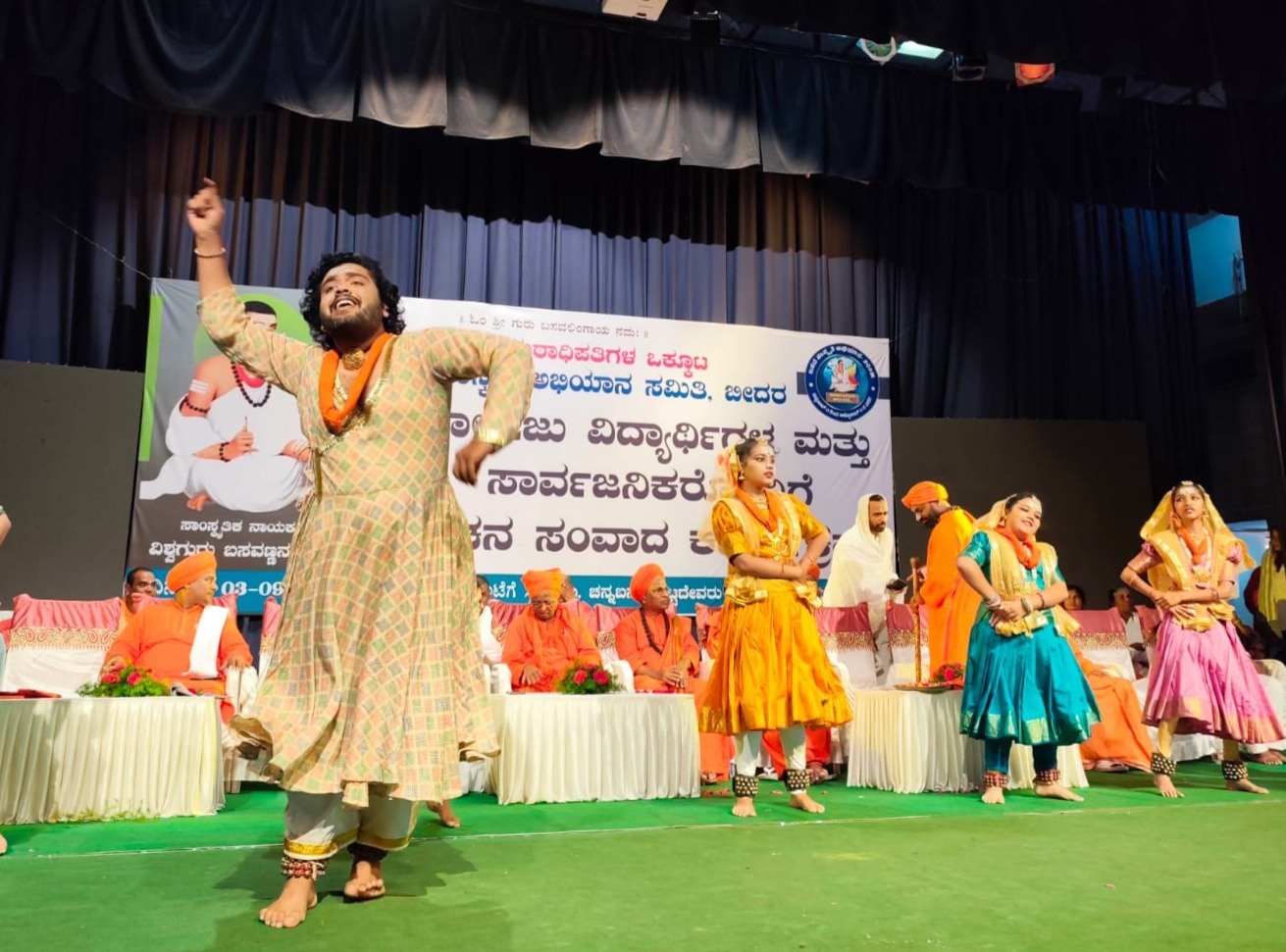 ನೃತ್ಯಾಂಗನ ತಂಡದ ಕಲಾವಿದರು ವಚನ ನೃತ್ಯ ಪ್ರಸ್ತುತಪಡಿಸಿದರು