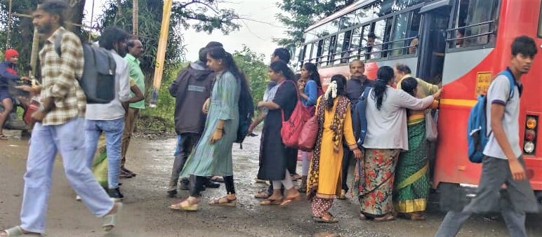 ತರೀಕೆರೆ ಪಟ್ಟಣದ ಬಿ.ಎಚ್. ರಸ್ತೆಯಲ್ಲಿ ಶೋಭಾಯಾತ್ರೆ ಮೆರವಣಿಗೆ ಸಾಗುವಾಗ ಬಸ್‍್ಗಳನ್ನು ಪಟ್ಟಣದ ಹೊರಹೊಲಯದಲ್ಲಿ ಹಾದು ಹೋಗಿರುವ ಎನ್.ಎಚ್. 206ರ ಬೈಪಾಸ್‍ ನ ಒಂದು ಹಳಿಯೂರು ಬಳಿ ಇರುವ ಕಡೂರು ವಾಟರ್‍ ಸಪ್ಲೆ ಮತ್ತು ಮತ್ತೊಂದು ಕಡೆ ಲಕ್ಕವಳ್ಳಿ ಕ್ರಾಸ್‍ ಬಳಿ  ನಿಲುಗಡೆಗೊಳಿಸಿದ ಕಾರಣ ತರೀಕೆರೆ ನಗರಕ್ಕೆ ಬರುವ ಪ್ರಯಾಣಿಕರಿಗೆ ತುಸು ತೊಂದರೆಯುಂಟಾಗಿದ್ದು ಕಂಡು ಬಂತು.  