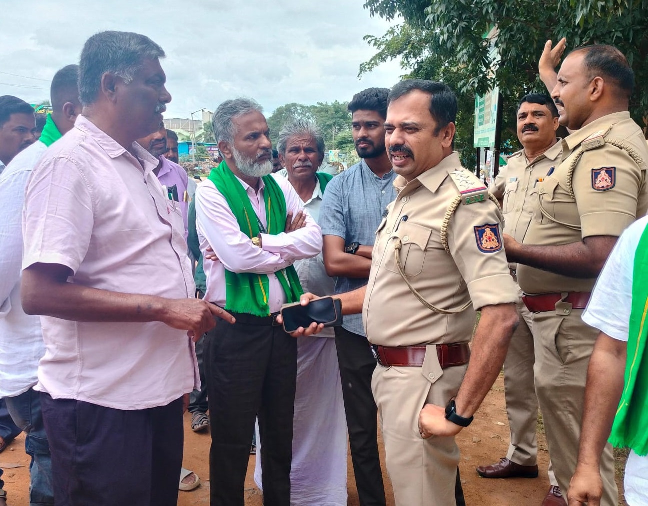 ಪ್ರತಿಭಟನೆ ವಿಷಯ ತಿಳಿದು ಸ್ಥಳಕ್ಕೆ ಬಂದ ಸಿಪಿಐ ಕೃಷ್ಣ ಅವರು ಕಾಲೇಜು ಪ್ರಾಂಶುಪಾಲ ಜಿ. ಶಿವಣ್ಣ ಅವರಿಂದ ಘಟನೆ ಕುರಿತು ಮಾಹಿತಿ ಪಡೆದರು. ಐಜೂರು ಎಸ್‌ಐ ಜಾರ್ಜ್ ಪ್ರಕಾಶ್ ಇದ್ದಾರೆ