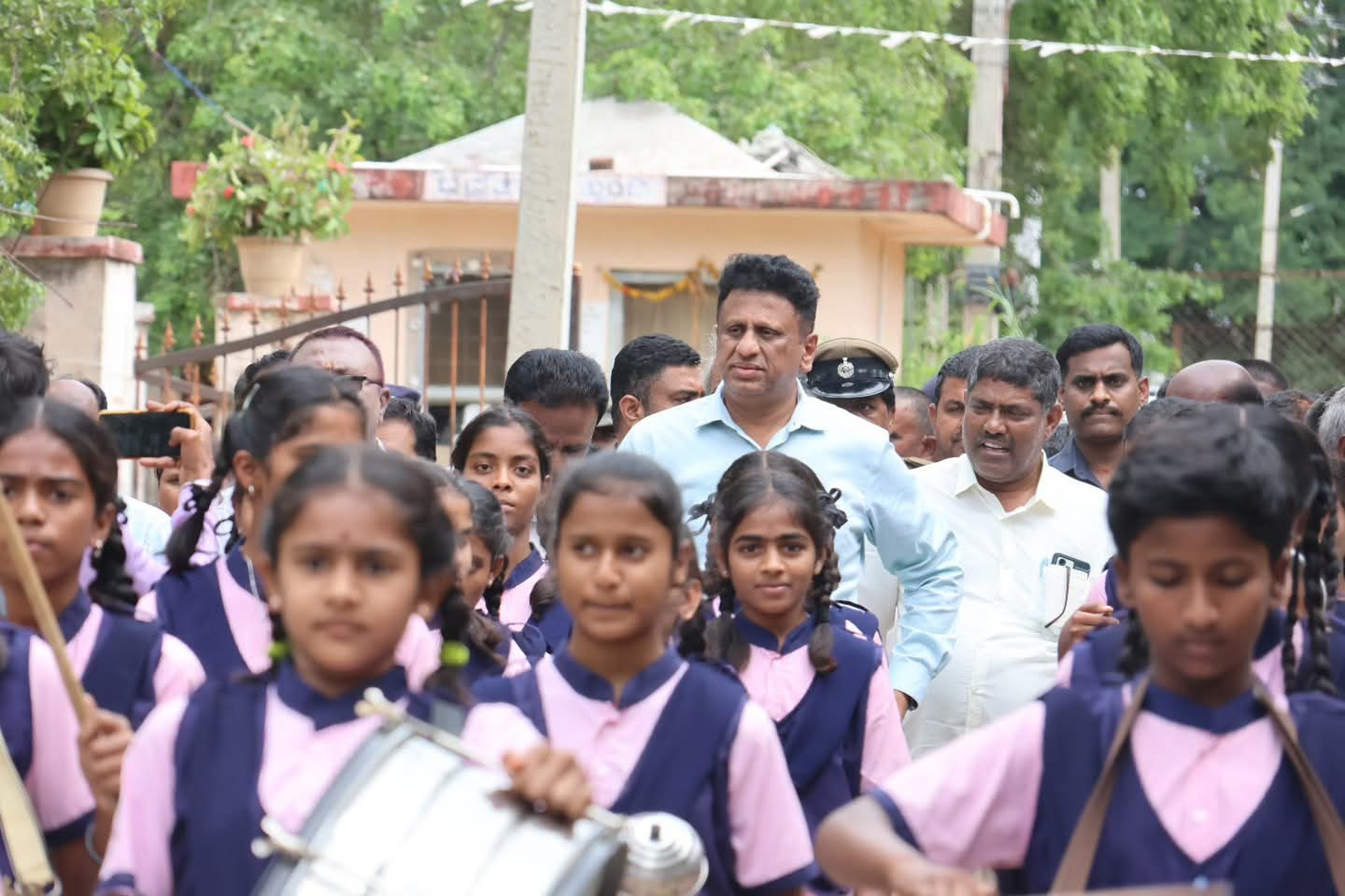 ಚಿಂತಾಮಣಿ ತಾಲ್ಲೂಕಿನ ಕಿತ್ತೂರು ರಾಣಿ ಚೆನ್ನಮ್ಮ ವಸತಿ ಶಾಲೆಯಲ್ಲಿ ಶಿಕ್ಷಕರಾದ ಉನ್ನತ ಶಿಕ್ಷಣ ಸಚಿವ ಡಾ.ಎಂ.ಸಿ.ಸುಧಾಕರ್