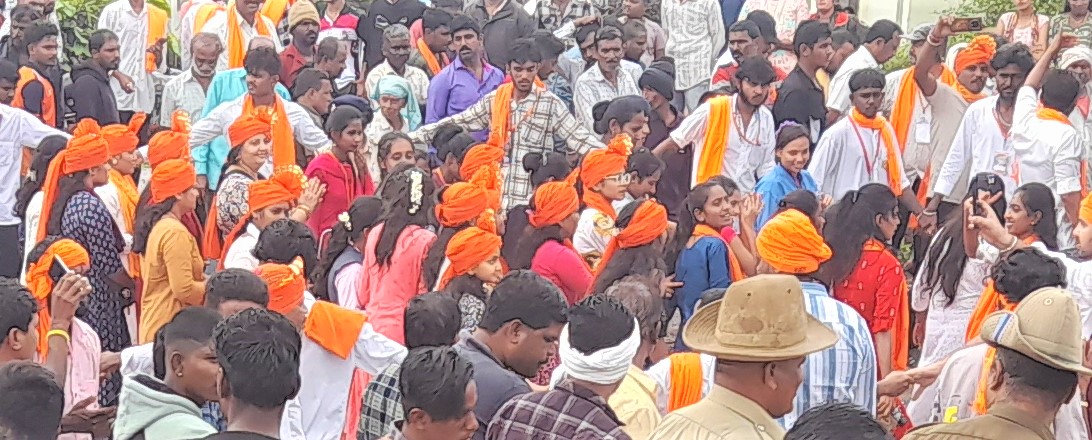ಶೋಭಾಯಾತ್ರೆಯಲ್ಲಿ ಯುವತಿಯರು ನೃತ್ಯದಲ್ಲಿ ಪಾಲ್ಗೊಂಡಿರುವುದು
