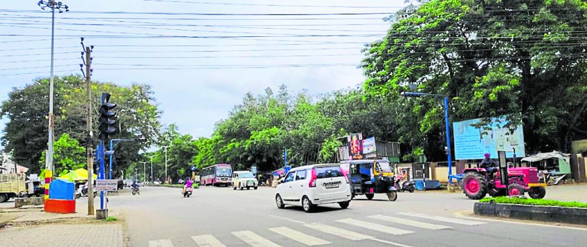 ಸಂಚಾರ ದೀಪಗಳ ಅವ್ಯವಸ್ಥೆಯಿಂದ ಎಲ್ಲ ಕಡೆಗಳಿಂದ ಏಕಾಏಕಿ ವಾಹನಗಳ ಸಂಚಾರ