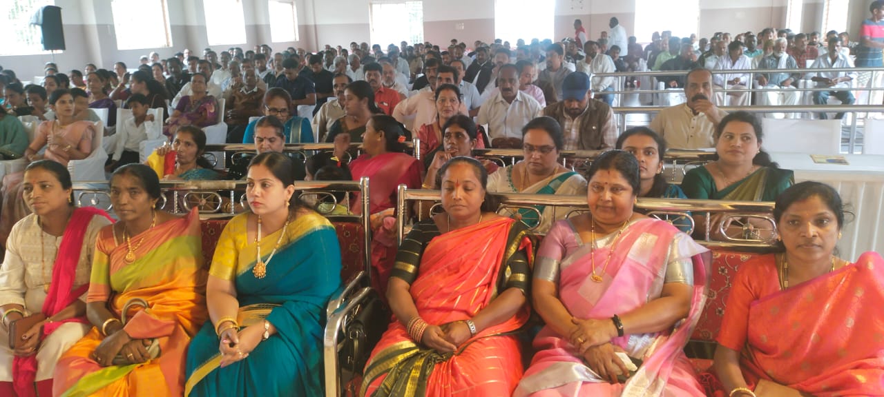 ಕುಶಾಲನಗರದಲ್ಲಿ ಬುಧವಾರ ಆಯೋಜಿಸಿದ್ದ ನಾಡಪ್ರಭು ಪತ್ತಿನ ಸಹಕಾರ ಸಂಘದ ಕಟ್ಟಡ ಉದ್ಘಾಟನಾ ಸಮಾರಂಭದಲ್ಲಿ ಭಾಗವಹಿಸಿರುವ ಸದಸ್ಯರು