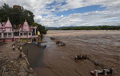 ಜಮ್ಮು ಮತ್ತು ಕಾಶ್ಮೀರದ ಅಖ್ನೂರ್‌ನಲ್ಲಿ ಚೇನಾಬ್‌ ನದಿ ನೀರು ಅಪಾಯದ ಮಟ್ಟ ಮೀರಿ ಹರಿಯುತ್ತಿದೆ