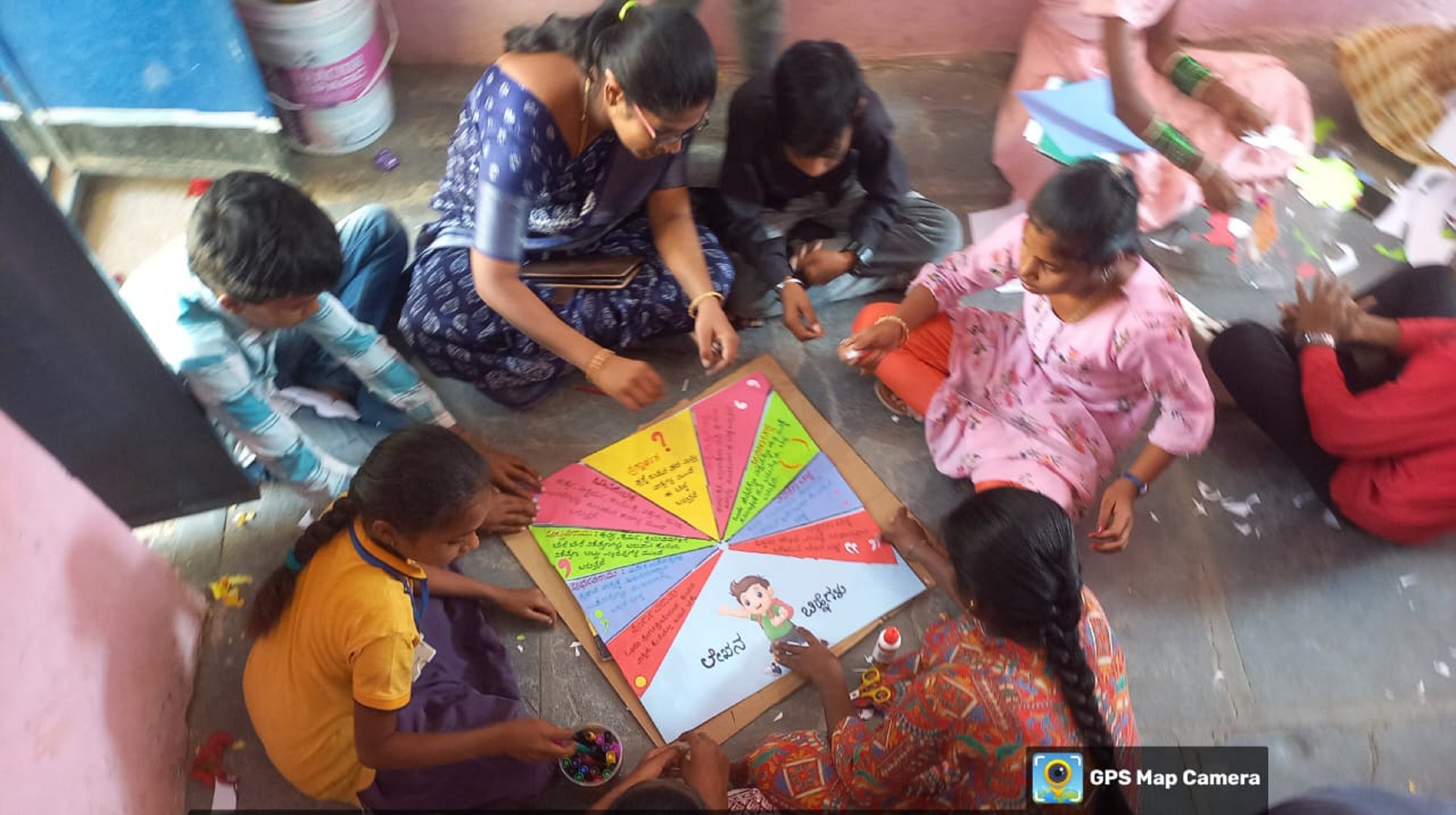 ಕಲಿಕೋಪಕರಣ ಬಳಸಿ ಬೋಧಿಸುತ್ತಿರುವ ಬಸಮ್ಮ