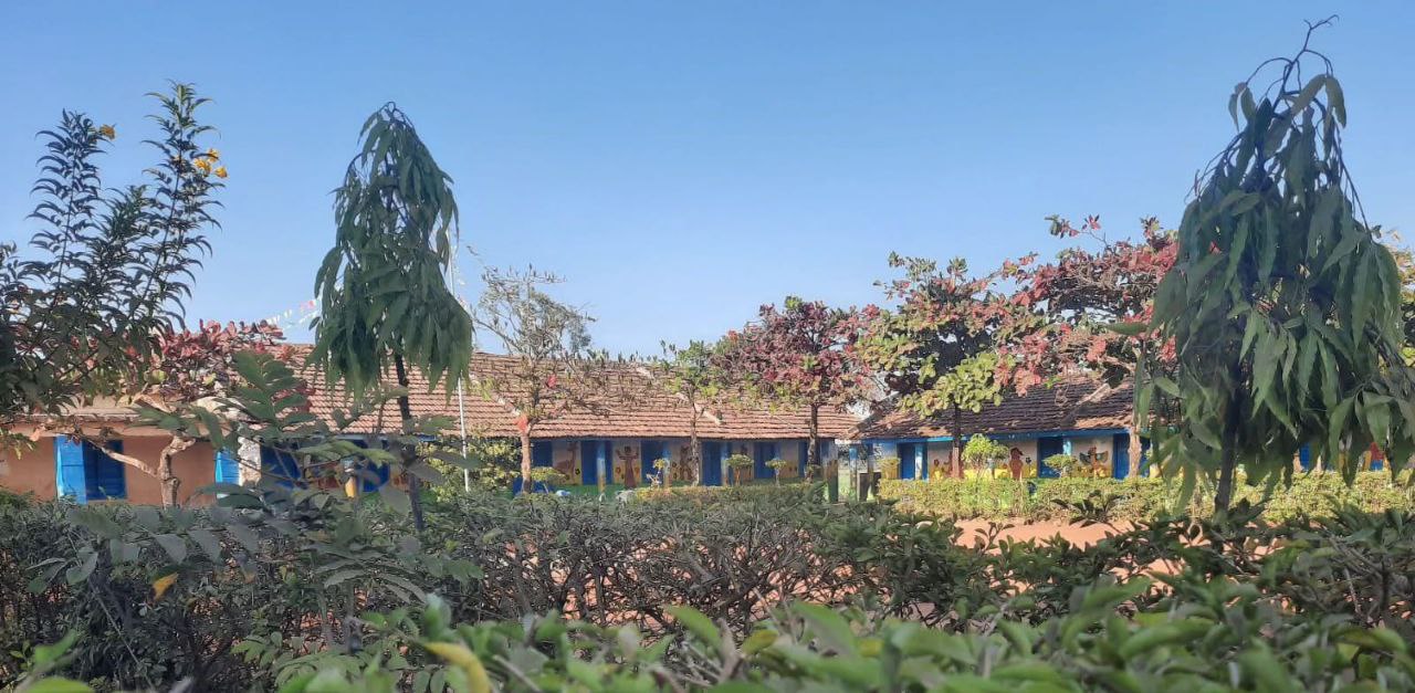 ಚಿಕ್ಕೋಡಿ ತಾಲ್ಲೂಕಿನ ನವಲಿಹಾಳ ಗ್ರಾಮದ ಸರ್ಕಾರಿ ಹಿರಿಯ ಪ್ರಾಥಮಿಕ ಶಾಲೆಯು ಹಸಿರಿನಿಂದ ಕಂಗೊಳಿಸುತ್ತಿದೆ