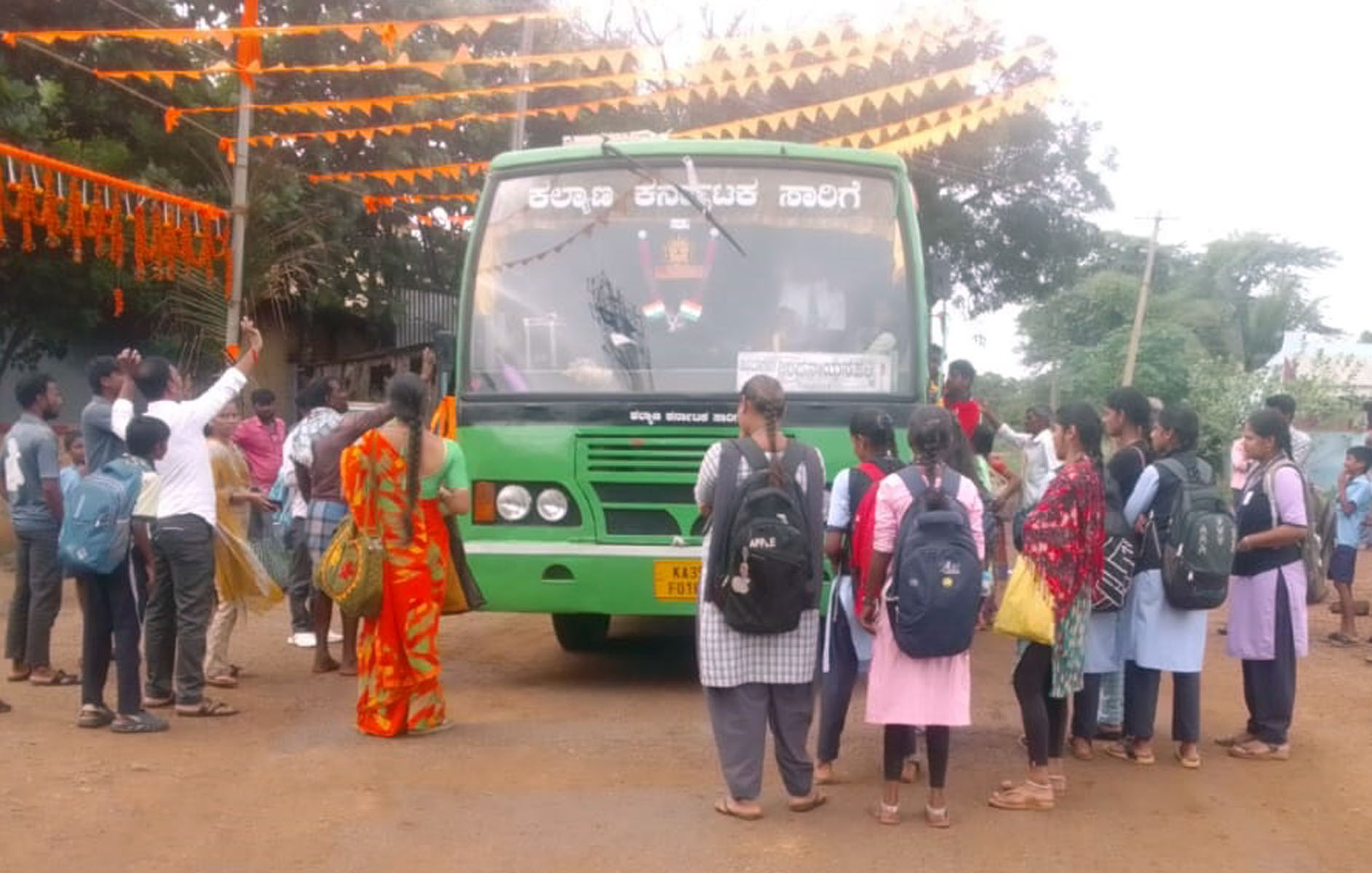 ಹೆಚ್ಚುವರಿ ಬಸ್ ಓಡಿಸಲು ಆಗ್ರಹಿಸಿ ಶಿವಲಿಂಗನಹಳ್ಳಿಯಲ್ಲಿ ವಿದ್ಯಾರ್ಥಿಗಳು ಪ್ರಯಾಣಿಕರು ಬಸ್ ತಡೆದು ಪ್ರತಿಭಟಿಸಿದರು.
