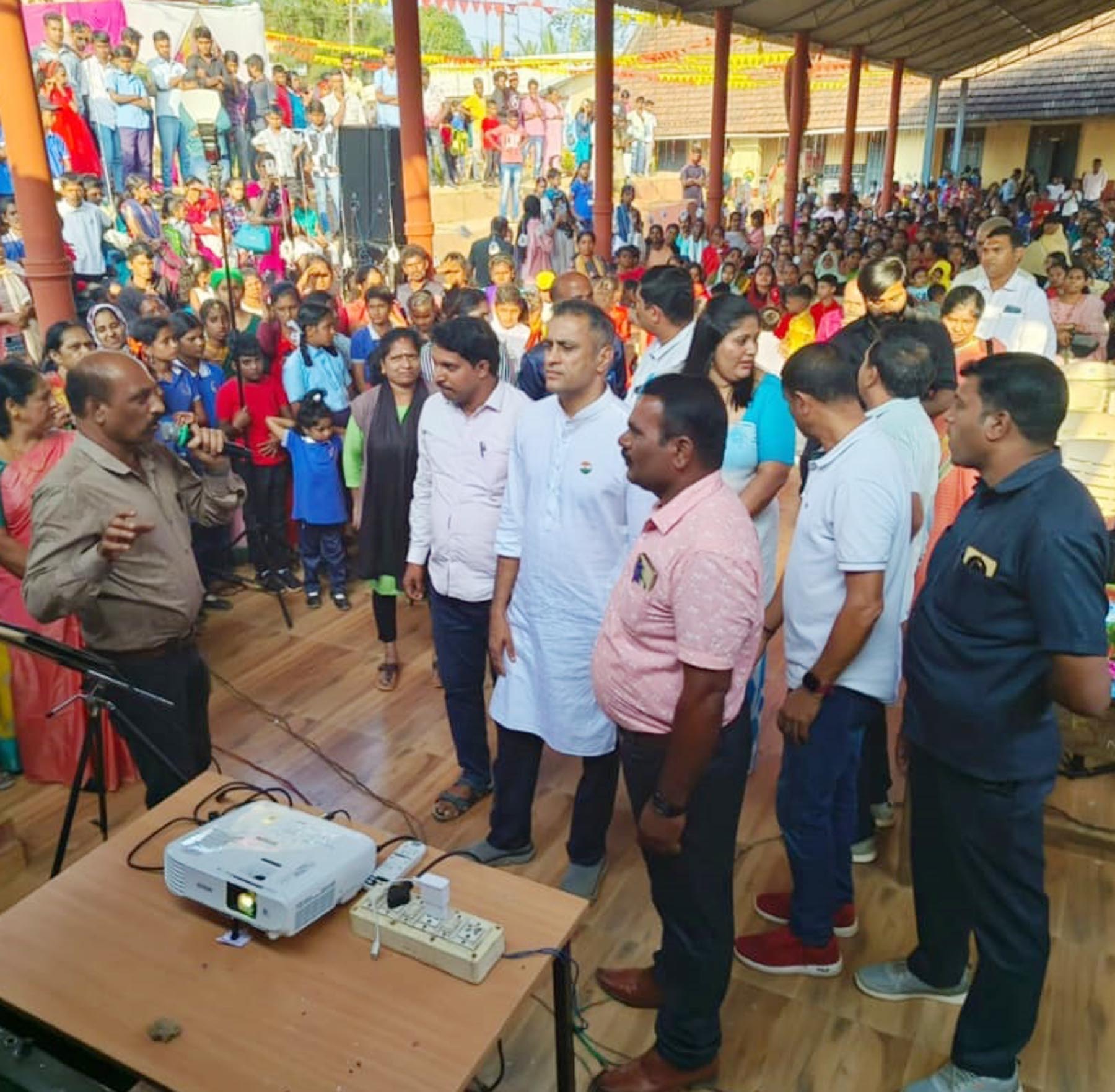 ಶಾಲೆಯ ಶತಮಾನೋತ್ಸವ ಸಂದರ್ಭದಲ್ಲಿ ಶಾಸಕ ಎ.ಎಸ್.ಪೊನ್ನಣ್ಣ ಅವರೊಂದಿಗೆ ಕುಮಾರ್ ಇದ್ದಾರೆ.