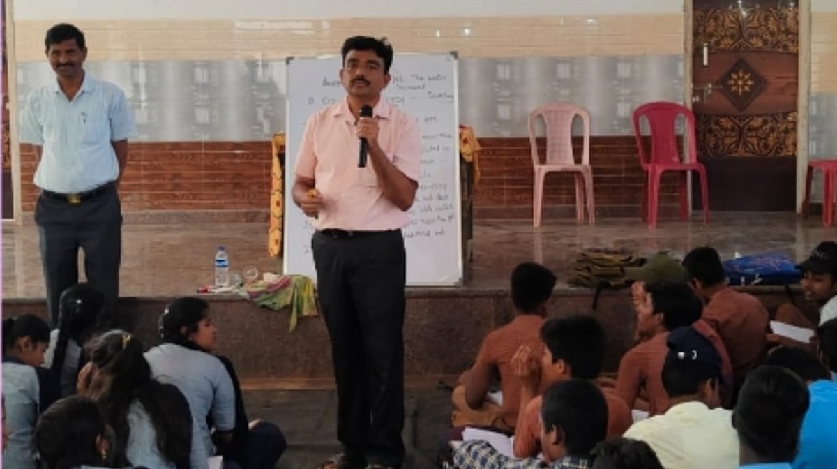 ಚಿತ್ರದುರ್ಗ | ಇಂಗ್ಲಿಷ್‌ ವಿಷಯ ಶಿಕ್ಷಕನ ಅ‘ಗಣಿತ’ ಸೇವೆ