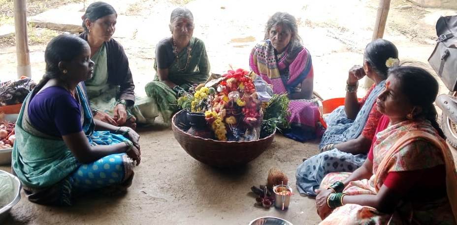 ಹೊನ್ನಾಳಿ ತಾ. ಹಿರೆಗೋಣಿಗೆರೆ ಗ್ರಾಮದಲ್ಲಿ ಜೋಕುಮಾರನ ಕುರಿತು ಪುರಾಣದ ಕಥೆ ಹೇಳುತ್ತಿರುವ ಅಂಬಿಗ ಸಮಾಜದ ಮಹಿಳೆಯರು