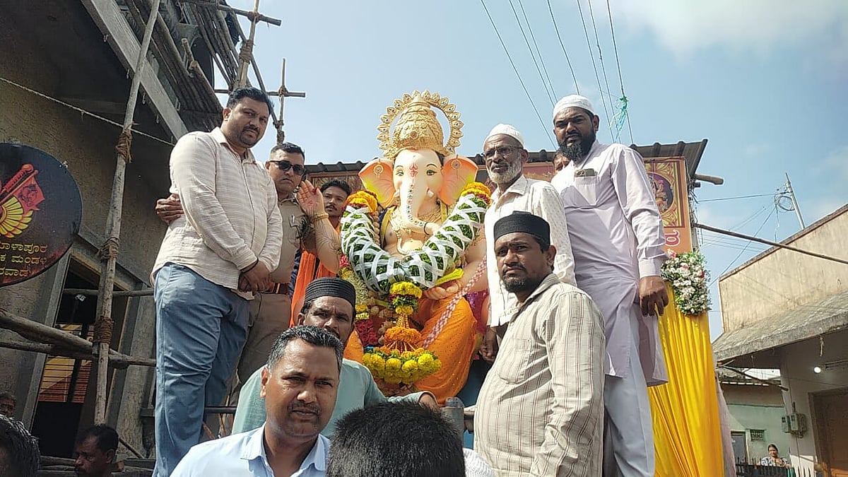 ಧಾರವಾಡ | ಗಣೇಶ ಮೂರ್ತಿಗೆ ಹೂಮಾಲೆ ಹಾಕಿದ ಮುಸ್ಲಿಮರು: ಸೌಹಾರ್ದ ಮೆರವಣಿಗೆ