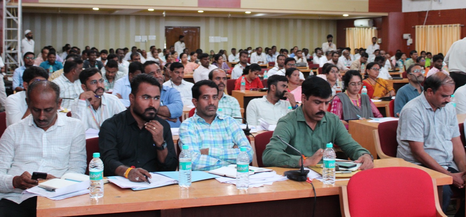 ರಾಯಚೂರು ಜಿಲ್ಲಾ ಪಂಚಾಯಿತಿ ಕಚೇರಿ ಸಭಾಂಗಣದಲ್ಲಿ ನಡೆದ ನರೇಗಾ ಪ್ರಗತಿ ಪರಿಶೀಲನಾ ಸಭೆಯಲ್ಲಿ ಪಾಲ್ಗೊಂಡಿದ್ದ ತಾಲ್ಲೂಕು ಪಂಚಾಯಿತಿ ಇಒಗಳು ಹಾಗೂ ಪಂಚಾಯಿತಿ ಅಭಿವೃದ್ಧಿಅಧಿಕಾರಿಗಳು