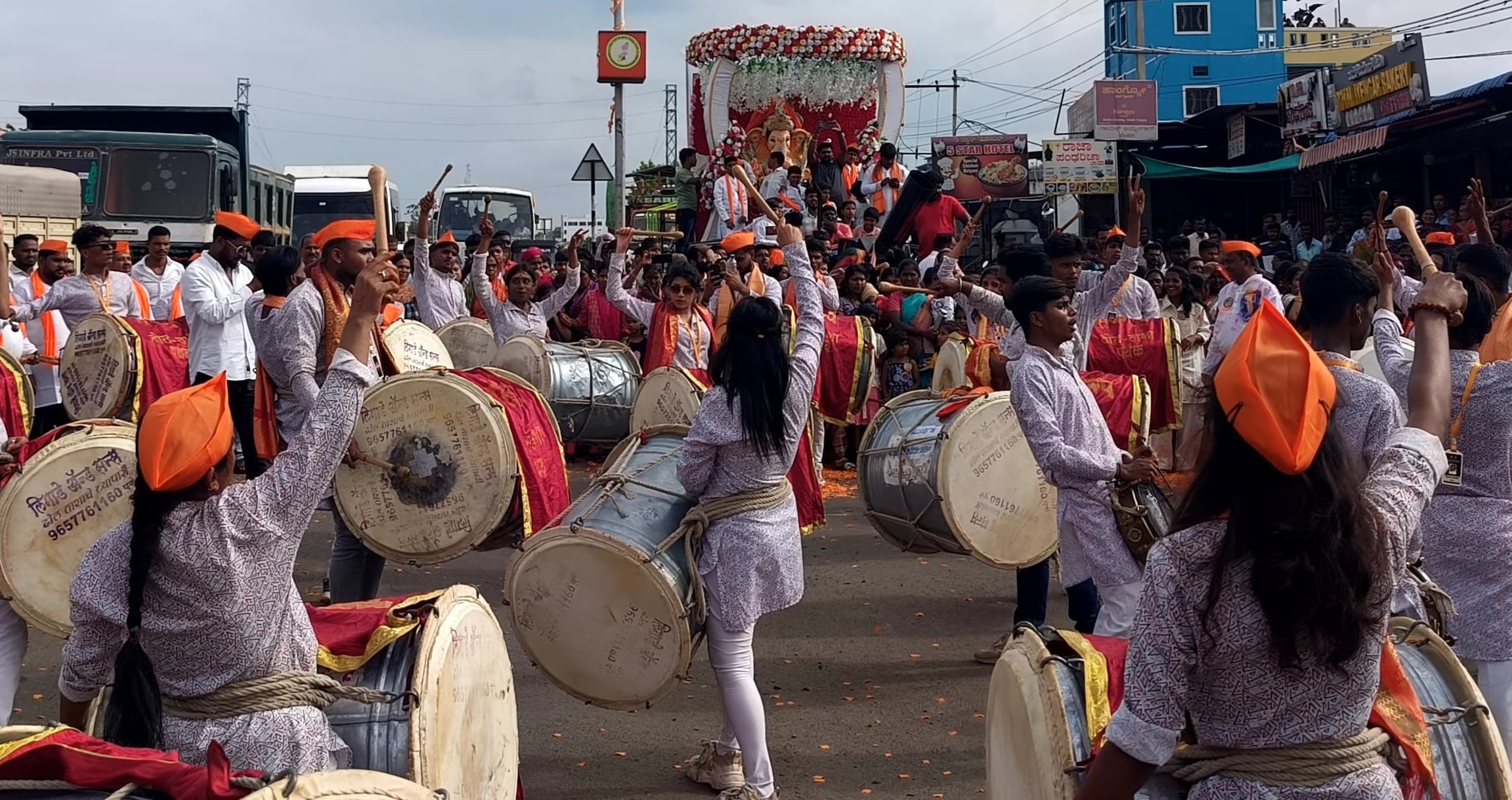ಔರಾದ್ ಪಟ್ಟಣದಲ್ಲಿ ನಡೆದ ಗಣೇಶ ವಿಸರ್ಜನೆ ಮೆರವಣಿಗೆಯಲ್ಲಿ ಪಾಲ್ಗೊಂಡದ್ದ ಕಲಾ ತಂಡಗಳು 