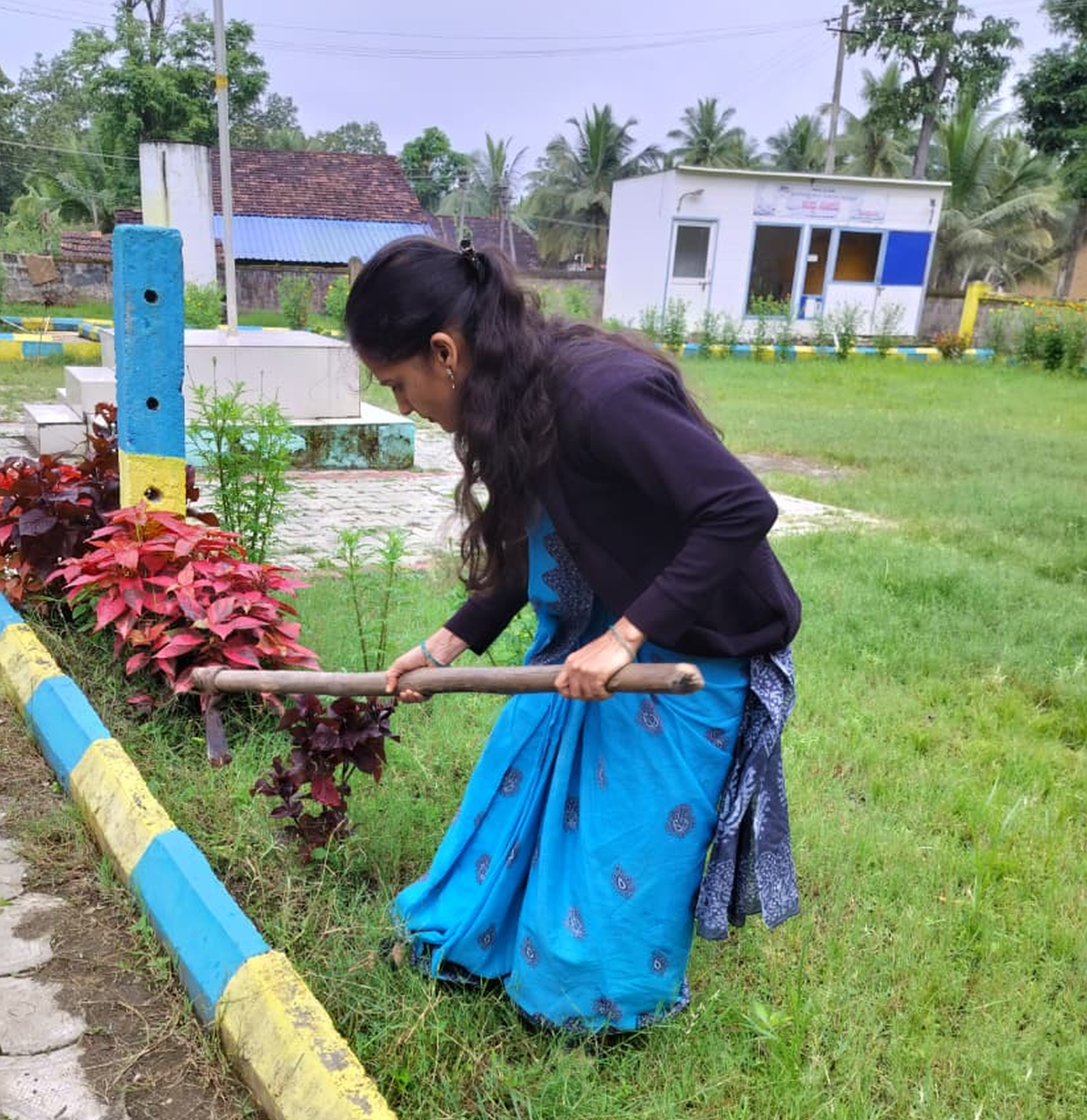 ಶಾಲೆಯ ಉದ್ಯಾನ ನಿರ್ಮಾಣದ ಕೆಲಸದಲ್ಲಿ ತೊಡಗಿರುವ ಶಿಕ್ಷಕಿ ಅರ್ಚನಾ ಭಟ್ಟ.