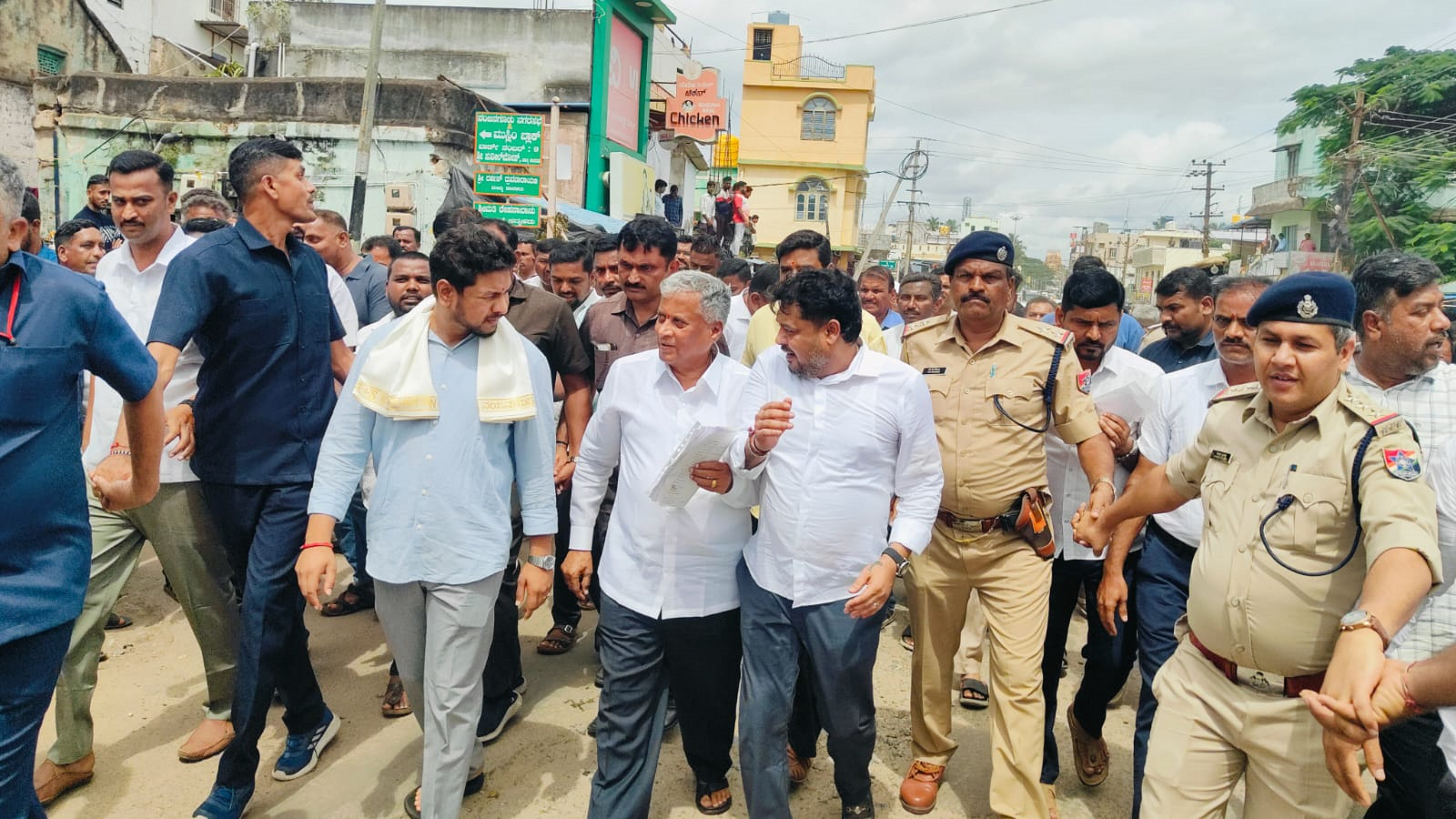 ನಂಜನಗೂಡಿನಲ್ಲಿ ಗುರುವಾರ ರೈಲ್ವೆ ರಾಜ್ಯ ಸಚಿವ ವಿ.ಸೋಮಣ್ಣ ಪಾದಯಾತ್ರೆ ನಡೆಸಿದರು