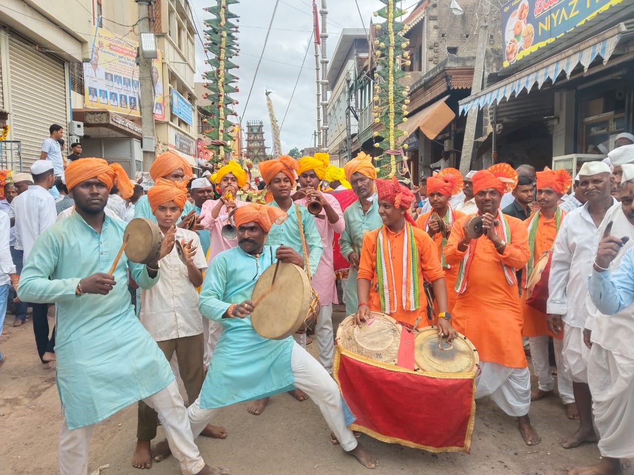 ಮಹಾಲಿಂಗಪುರದಲ್ಲಿ ಮಹಾಲಿಂಗೇಶ್ವರ ಜಾತ್ರೆ ಅಂಗವಾಗಿ ನಡೆದ ಪಲ್ಲಕ್ಕಿ ಮೆರವಣಿಗೆಯಲ್ಲಿ ಕಲಾತಂಡಗಳು ಪ್ರದರ್ಶನ ನೀಡಿದವು