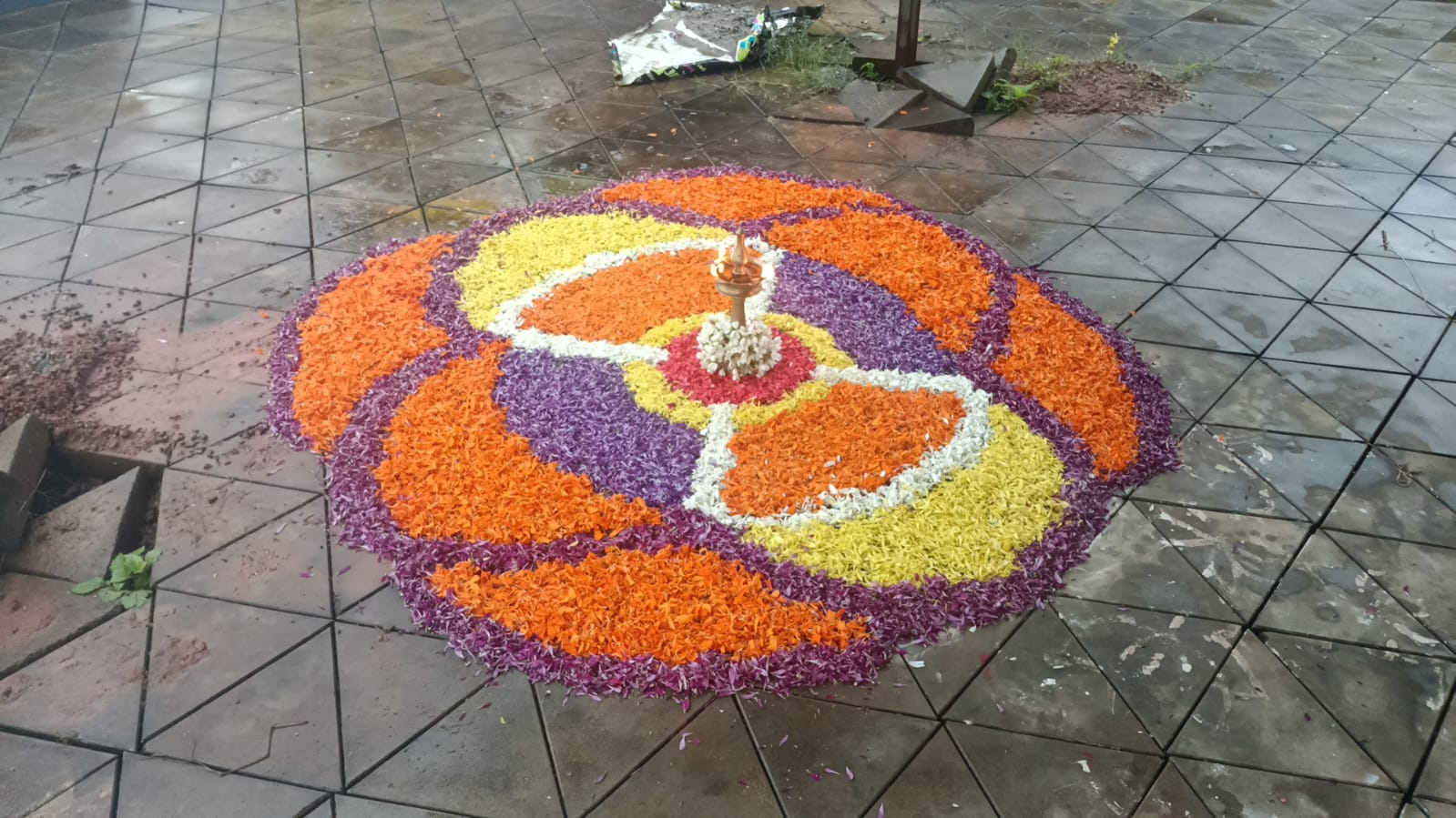 ಸುಂಟಿಕೊಪ್ಪ ಮುತ್ತಪ್ಪ ದೇವಾಲಯದ ಮುಂಭಾಗದಲ್ಲಿ ಓಣಂ ಹಬ್ಬದ ಪ್ರಯುಕ್ತ ಬಿಡಿಸಿದ್ದ ಹೂ ರಂಗೋಲಿ