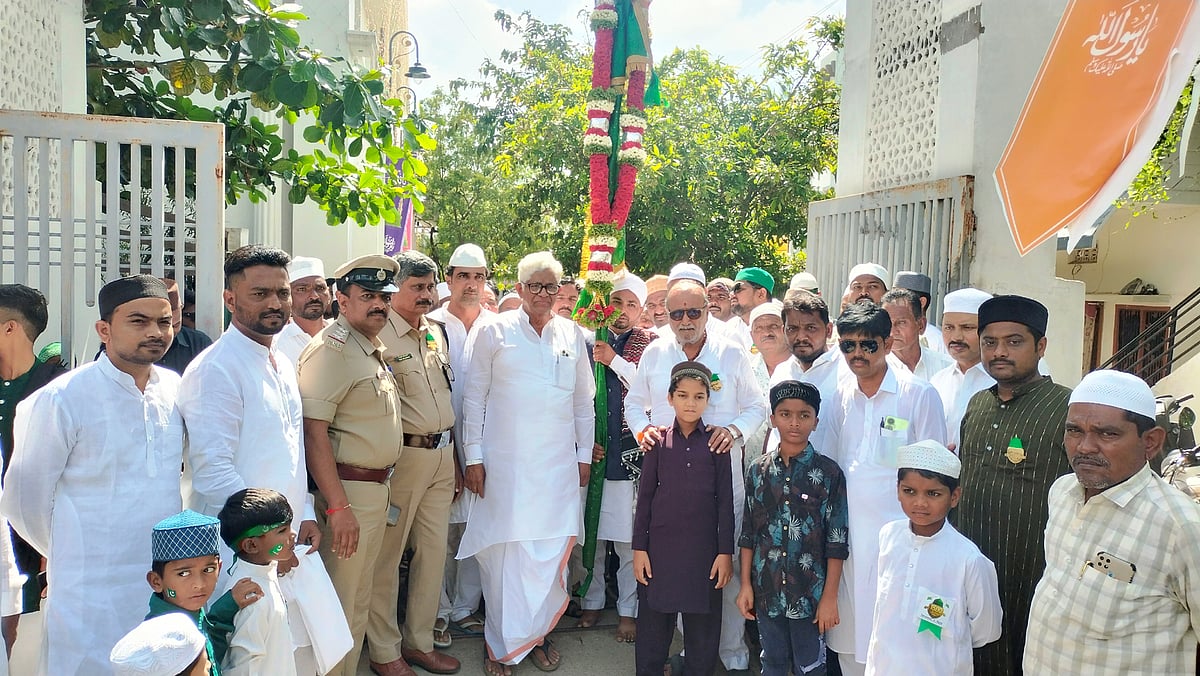 ರಾಯಚೂರು | ಮುಹಮ್ಮದ್ ಪೈಗಂಬರ್ ಜನ್ಮದಿನದಂದು ಸಿಹಿ, ಪುಸ್ತಕ ಹಂಚಿ ಶುಭಾಶಯ