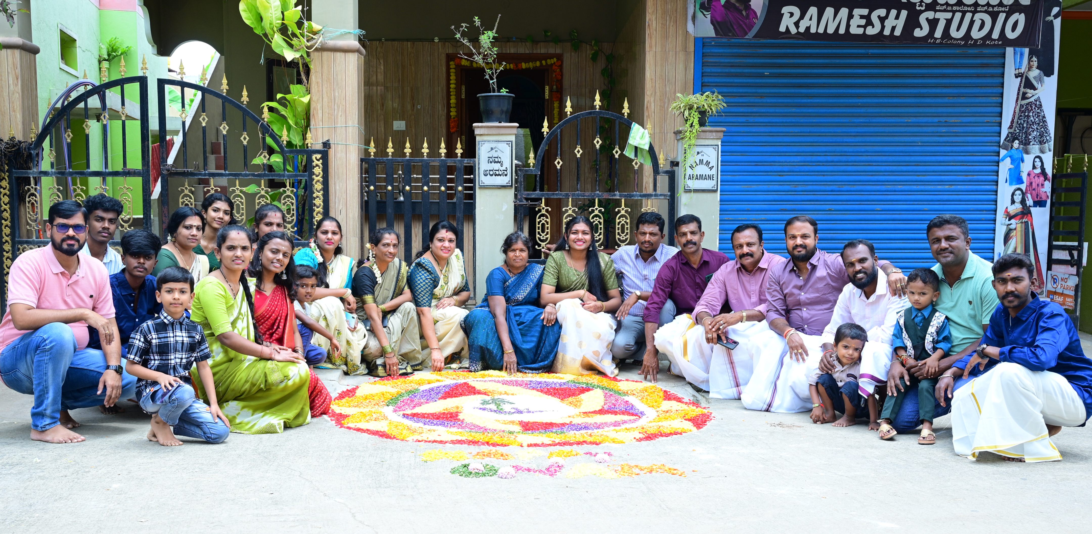 ಎಚ್.ಡಿ. ಕೋಟೆ ಪಟ್ಟಣದ ಹೌಸಿಂಗ್ ಬೋರ್ಡ್ ಕಾಲೋನಿಯಲ್ಲಿ ಕೇರಳ ಸಮುದಾಯದವರು ಓಣಂ ಹಬ್ಬದ ಅಂಗವಾಗಿ ಹೂವಿನ ರಂಗೋಲಿ ಬಿಡಿಸಿ ನೆರೆ ಹೊರೆಯವರೊಂದಿಗೆ ಹಬ್ಬ ಆಚರಣೆ ಮಾಡಿದರು