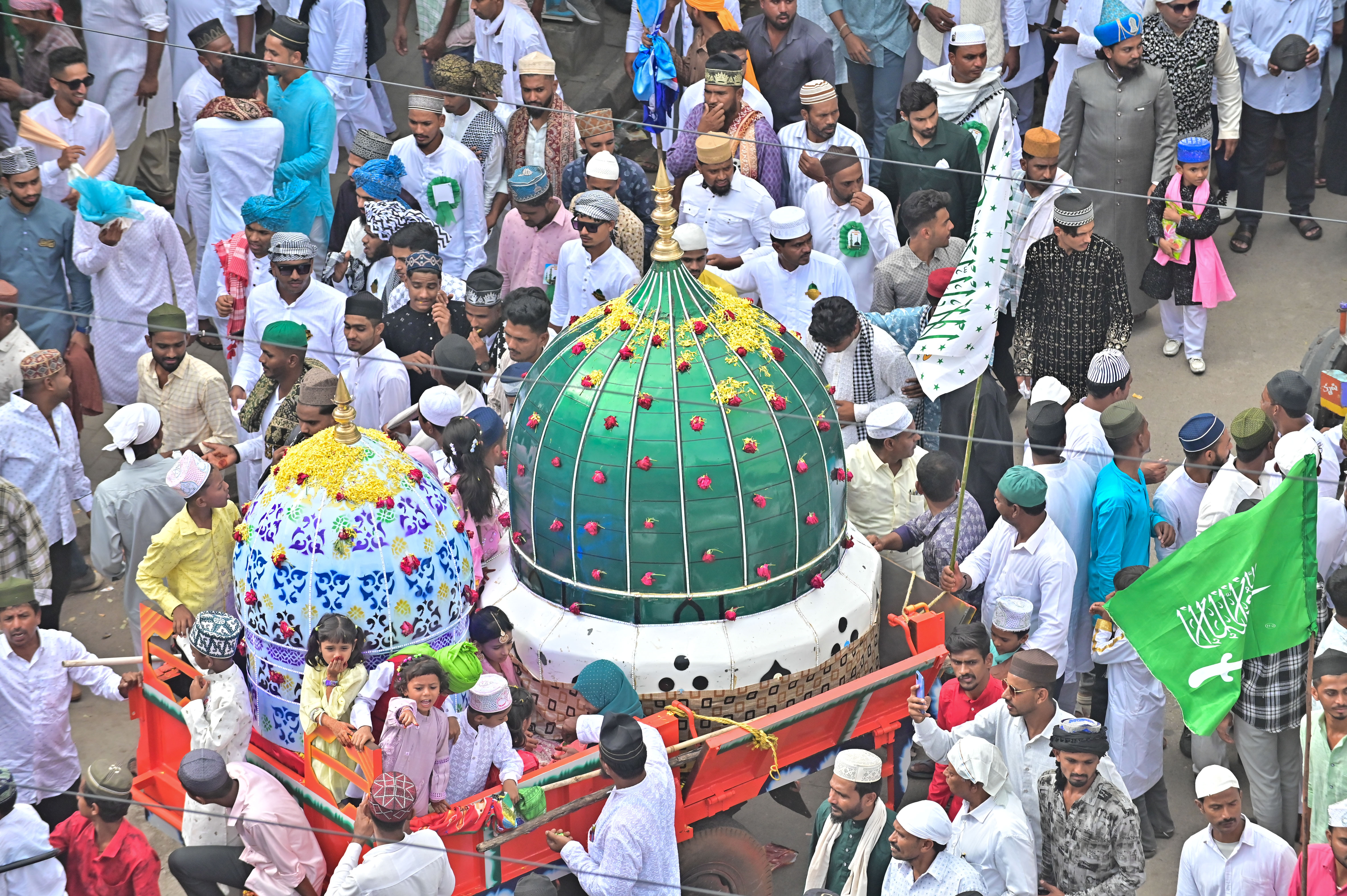 ದಾವಣಗೆರೆಯಲ್ಲಿ ಈದ್ ಮಿಲಾದ್ ಹಬ್ಬದ ಅಂಗವಾಗಿ ನಡೆದ ಮೆರವಣಿಗೆಯಲ್ಲಿ ಮಸೀದಿ ಗುಂಬಜ್ ಹಾಗೂ ವಿವಿಧ ಸ್ತಬ್ದಚಿತ್ರಗಳು ಸಾಗಿದವು 