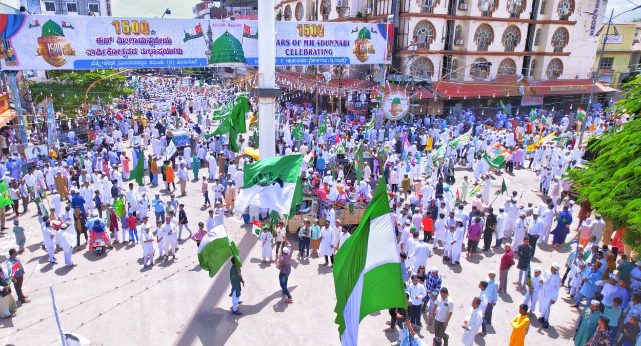 ಈದ್‌ ಮಿಲಾದ್ ಪ್ರಯುಕ್ತ ಶುಕ್ರವಾರ ಹೊಸಪೇಟೆಯಲ್ಲಿ ಭವ್ಯ ಮೆರವಣಿಗೆ ನಡೆಯಿತು  –ಪ್ರಜಾವಾಣಿ ಚಿತ್ರ/ ಲವ ಕೆ.
