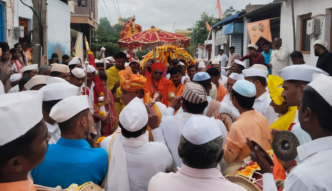 ಮಹಾಲಿಂಗಪುರದಲ್ಲಿ ಮಹಾಲಿಂಗೇಶ್ವರ ಜಾತ್ರೆ ಅಂಗವಾಗಿ ಮಹಾಲಿಂಗೇಶ್ವರ ದೇವಸ್ಥಾನದಿಂದ ಚನ್ನಗಿರೇಶ್ವರ ದೇವಸ್ಥಾನದವರೆಗೆ ಪಲ್ಲಕ್ಕಿ ಮೆರವಣಿಗೆ ನಡೆಯಿತು