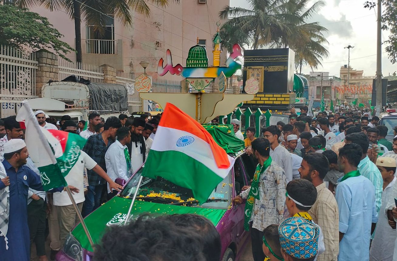 ದೊಡ್ಡಬಳ್ಳಾಪುರದಲ್ಲಿ ಶುಕ್ರವಾರ ಈದ್ ಮಿಲಾದ್ ಅಂಗವಾಗಿ ಸ್ತಬ್ಧ ಚಿತ್ರಗಳ ಮೆರವಣಿಗೆ ನಡೆಯಿತು