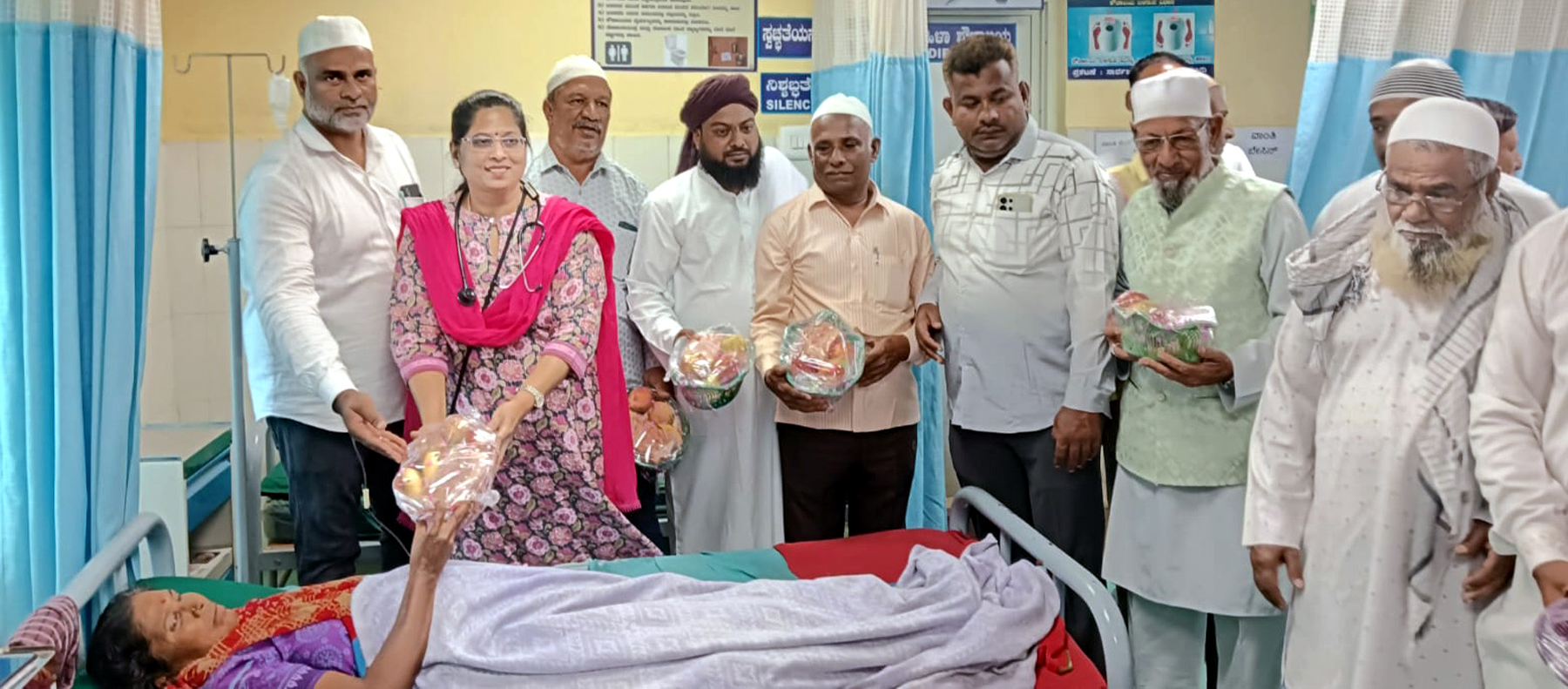 ಯಳಂದೂರು ಪಟ್ಟಣದ ಸಾರ್ವಜನಿಕ ಆಸ್ಪತ್ರೆಯಲ್ಲಿ ಶುಕ್ರವಾರ ಈದ್ ಮಿಲಾದ್ ಪ್ರಯುಕ್ತ ಮುಸ್ಲಿಮರು ಹಣ್ಣು ಹಂಪಲು ವಿತರಿಸಿದರು 