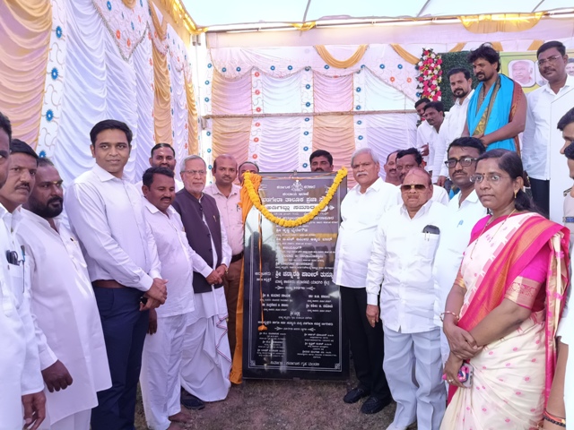 ವಡಗೇರಾ ಪಟ್ಟಣದಲ್ಲಿ ಪ್ರಜಾಸೌಧ ನಿರ್ಮಾಣಕ್ಕೆ ಶಾಸಕ ಚನ್ನಾರಡ್ಡಿ ಪಾಟೀಲ ತುನ್ನೂರ ಅವರು ಅಡಿಗಲ್ಲು ನೆರವೇರಿಸಿದರು. ಜಿಲ್ಲಾ ಉಸ್ತುವಾರಿ ಸಚಿವ ಶರಣಬಸಪ್ಪ ದರ್ಶನಾಪುರ ಬಾಬುರಾವ ಚಿಂಚನಸೂರ ಇತರರು ಇದ್ದರು
