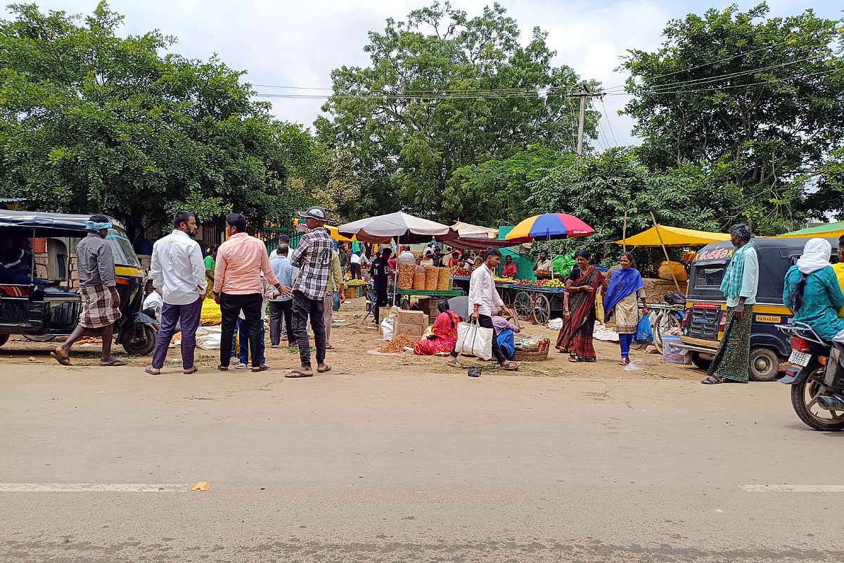 ಕೂಡ್ಲಿಗಿ | ಸಂತೆ ಸ್ಥಳಾಂತರ: ಮೂಲ ಸೌಕರ್ಯವಿಲ್ಲದೆ ಪರದಾಟ