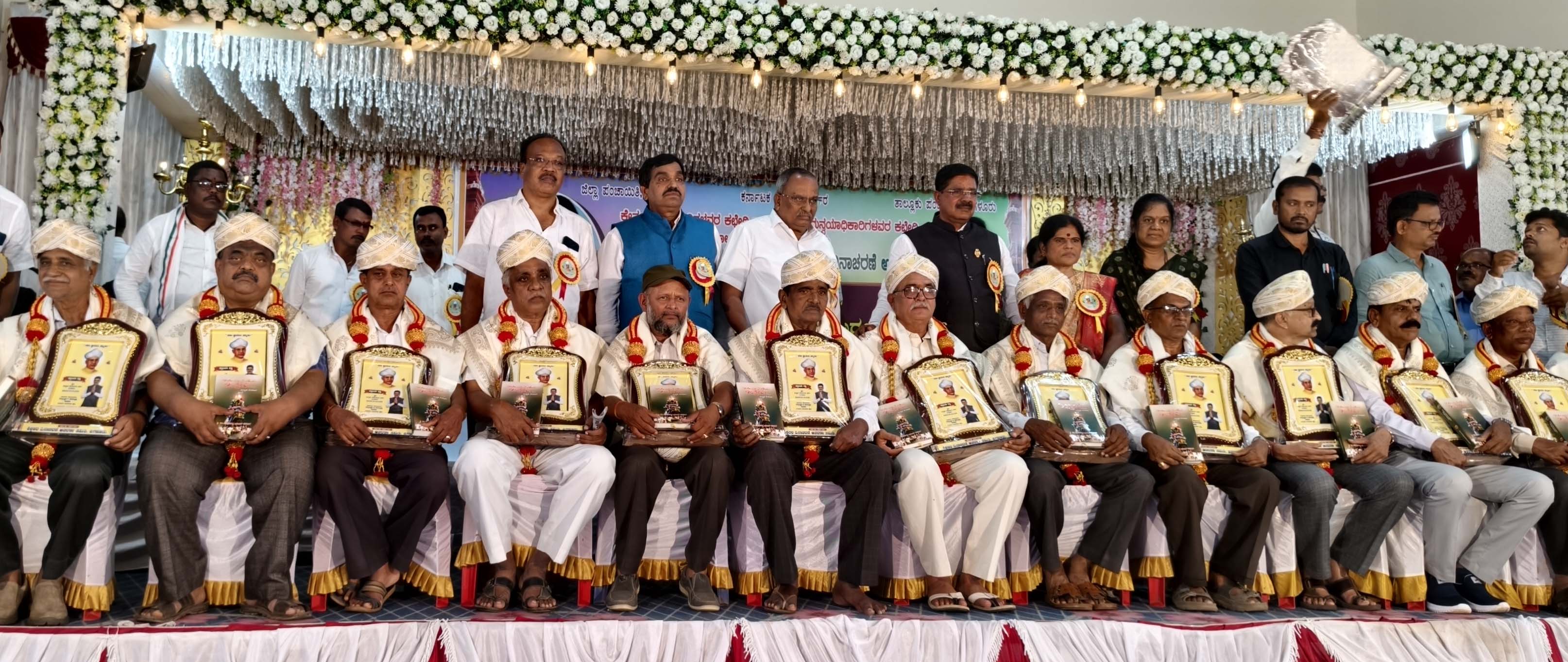 ಗಳೂರಿನಲ್ಲಿ ಶುಕ್ರವಾರ ನಡೆದ ಶಿಕ್ಷಕರ ದಿನಾಚರಣೆ ಸಮಾರಂಭದಲ್ಲಿ ನಿವೃತ್ತ ಶಿಕ್ಷಕರು ಹಾಗೂ ನಿವೃತ್ತ ಉಪನ್ಯಾಸಕರನ್ನು ಶಾಸಕ ಬಿ. ದೇವೇಂದ್ರಪ್ಪ ಅವರು ಸನ್ಮಾನಿಸಿದರು.
