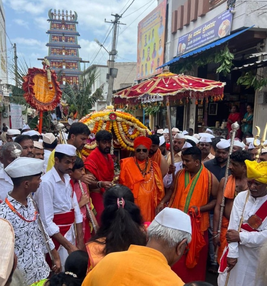 ಮಹಾಲಿಂಗಪುರದಲ್ಲಿ ಮಹಾಲಿಂಗೇಶ್ವರ ಜಾತ್ರೆ ಅಂಗವಾಗಿ ಮಹಾಲಿಂಗೇಶ್ವರ ದೇವಸ್ಥಾನದಿಂದ ಚನ್ನಗಿರೇಶ್ವರ ದೇವಸ್ಥಾನದವರೆಗೆ ಪಲ್ಲಕ್ಕಿ ಮೆರವಣಿಗೆ ನಡೆಯಿತು