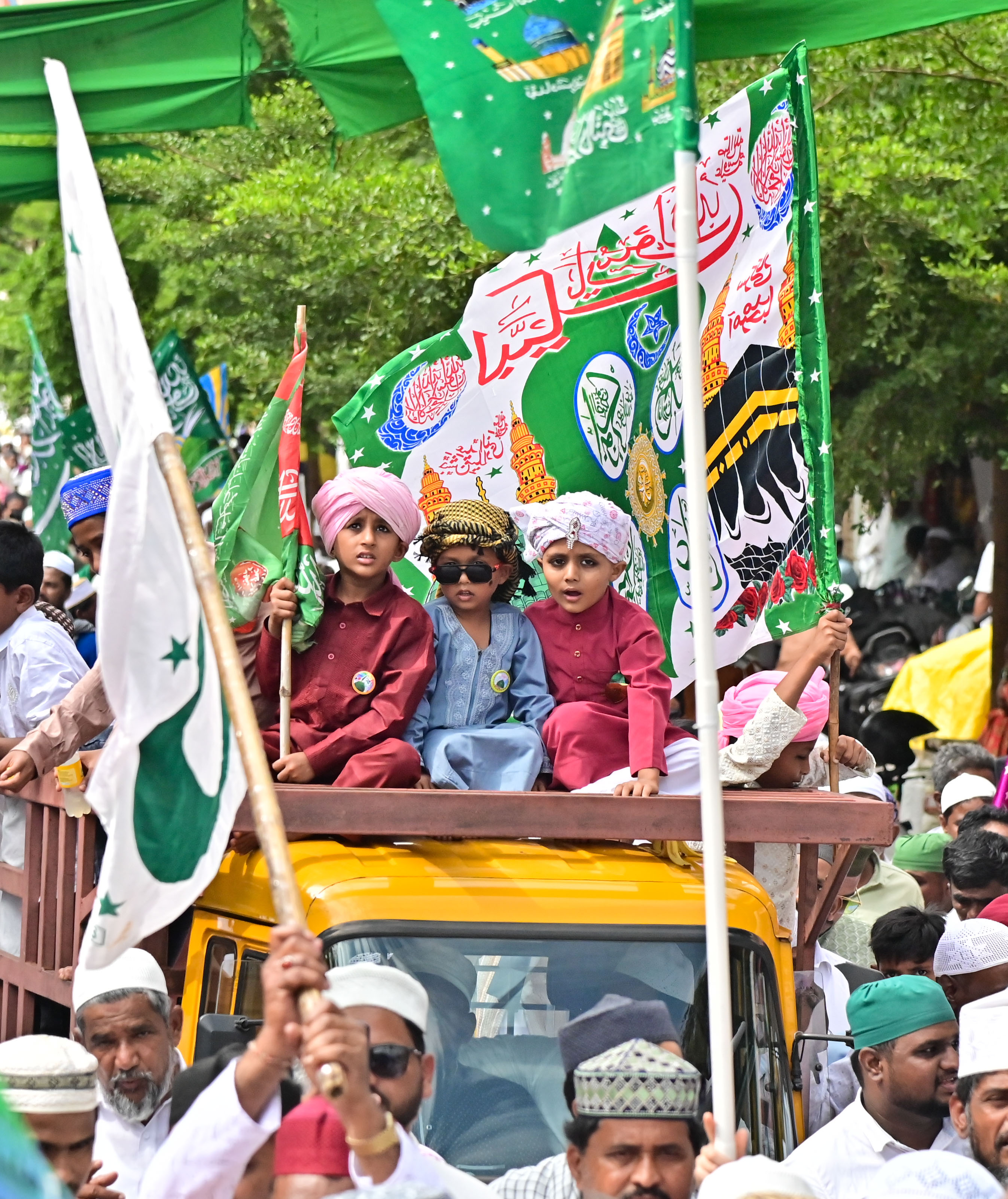 ದಾವಣಗೆರೆಯಲ್ಲಿ ಈದ್ ಮಿಲಾದ್ ಹಬ್ಬದ ಅಂಗವಾಗಿ ಶುಕ್ರವಾರ ನಡೆದ ಮೆರವಣಿಗೆಯಲ್ಲಿ ಗಮನ ಸೆಳೆದ ಮಕ್ಕಳು 