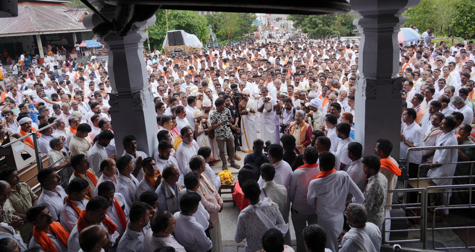 ಧರ್ಮಸ್ಥಳದಲ್ಲಿ ನಡೆದ ಧರ್ಮಜಾಗೃತಿ ಸಮಾವೇಶದ ಅಂಗವಾಗಿ ದೇವಸ್ಥಾನದ ಎದುರು ಭಕ್ತರಿಂದ ಸಾಮೂಹಿಕ ಪ್ರಾರ್ಥನೆ ನಡೆಯಿತು