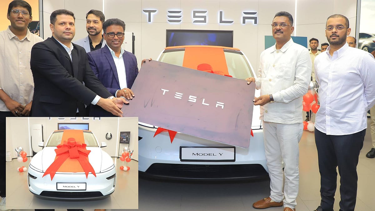 ಮುಂಬೈನ ಟೆಸ್ಲಾ ಮಳಿಗೆ: ಸಾರಿಗೆ ಸಚಿವರಿಂದಲೇ ಮೊದಲ ಕಾರು ಖರೀದಿ