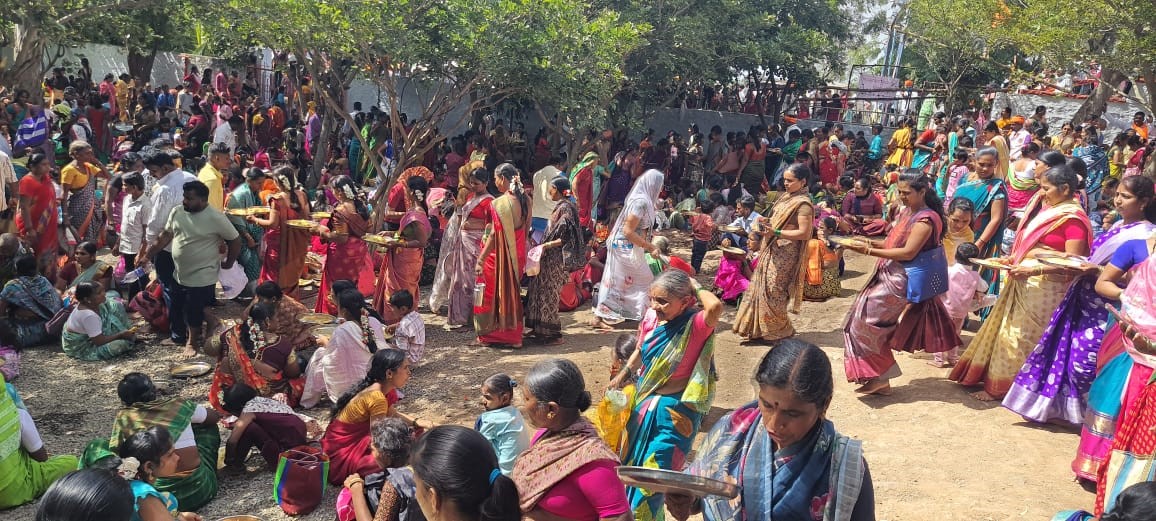 ಮಹಾಲಿಂಗಪುರ ಸಮೀಪದ ಚಿಮ್ಮಡದಲ್ಲಿ ನಡೆದ ಪ್ರಭುಲಿಂಗೇಶ್ವರ ಜಾತ್ರೆಯಲ್ಲಿ ಭಕ್ತರು ಕಿಚಡಿ ಪ್ರಸಾದ ಸ್ವೀಕರಿಸಿದರು