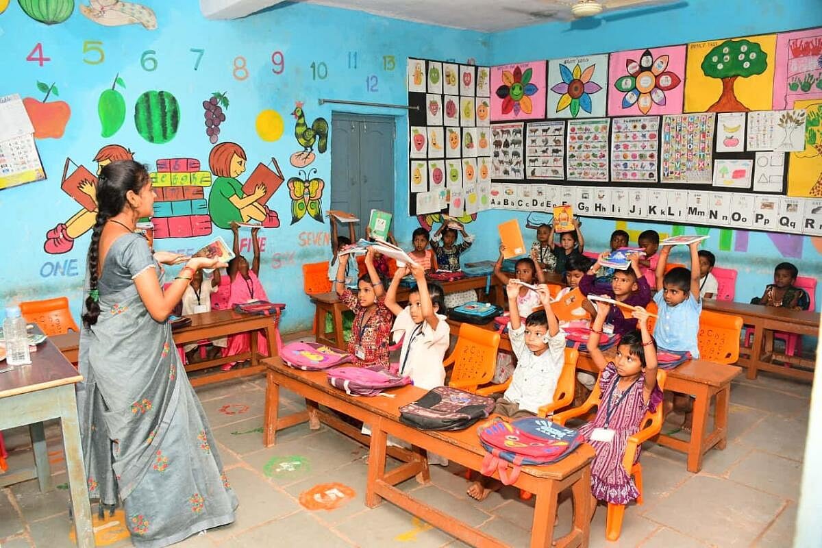 ಕಲಬುರಗಿ | ಸ್ವಂತ ಹಣದಿಂದ ಸರ್ಕಾರಿ ಶಾಲೆ ಅಭಿವೃದ್ಧಿ: ಶಿಕ್ಷಕರ ಮಾದರಿ ನಡೆ