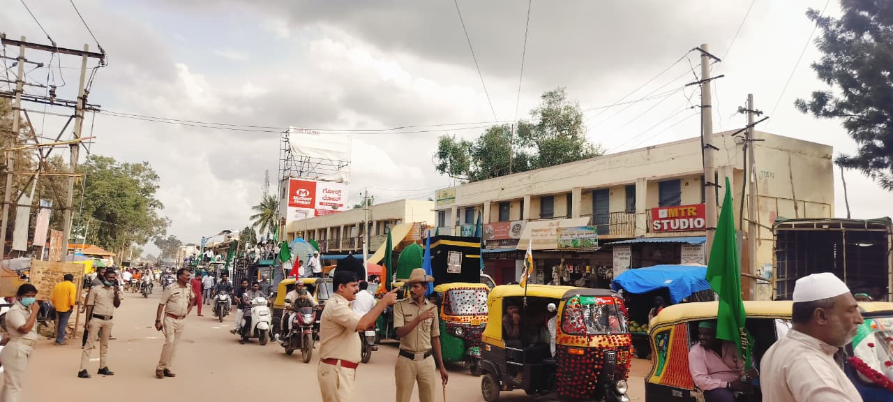 ಈದ್-ಮಿಲಾದ್ ಪ್ರಯುಕ್ತ ಮುಸ್ಲಿಂ ಬಾಂಧವರ ಸಾಮೂಹಿಕ ಮೆರವಣಿಗೆ ವೇಳೆ ವಿಜಯಪುರ ಪಟ್ಟಣದಲ್ಲಿ ಪೊಲೀಸ್ ಬಂದೋಬಸ್ತ್ ಆಯೋಜಿಸಲಾಗಿತ್ತು.