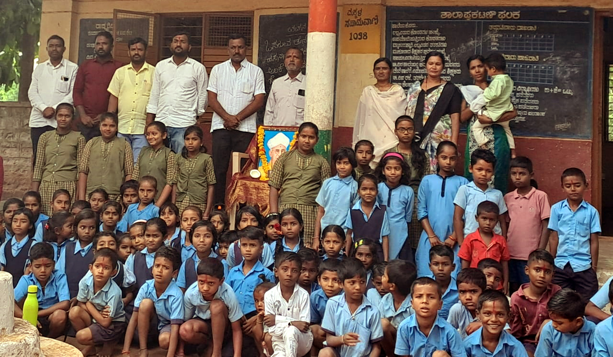 ಹುಣಸಗಿ ತಾಲ್ಲೂಕಿನ ಗುಳಬಾಳ ಗ್ರಾಮದ ಸರ್ಕಾರಿ ಪ್ರಾಥಮಿಕ ಶಾಲೆಯಲ್ಲಿ ಡಾ. ಸರ್ವಪಲ್ಲಿ ರಾಧಾಕೃಷ್ಣನ್ ಅವರ ಜನ್ಮದಿನದ ಅಂಗವಾಗಿ ಶಿಕ್ಷಕರ ದಿನ ಆಚರಿಸಲಾಯಿತು
