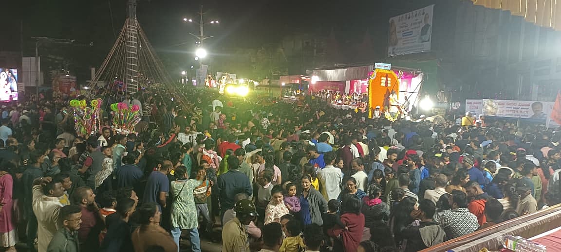 ಬೆಳಗಾವಿ: ಗಣೇಶ ಮೂರ್ತಿಗಳ ವಿಸರ್ಜನೆ ಮೆರವಣಿಗೆ ವೀಕ್ಷಿಸಲು ಜನಸಾಗರ 