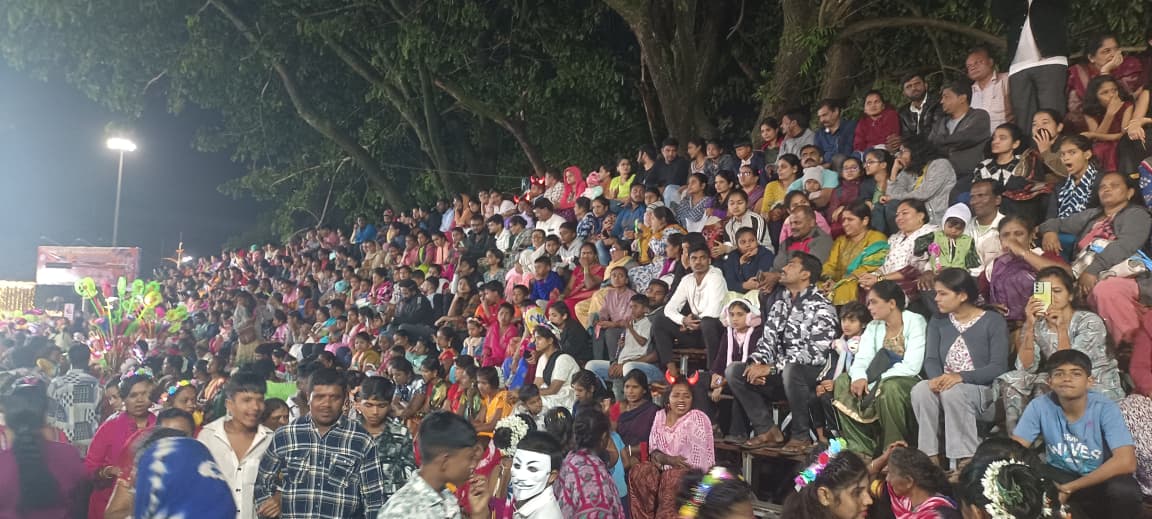 ಗಣೇಶ ಮೂರ್ತಿಗಳ ವಿಸರ್ಜನೆ ಮೆರವಣಿಗೆ ವೀಕ್ಷಣೆಗೆ ಸೇರಿರುವ ಜನಸಮೂಹ